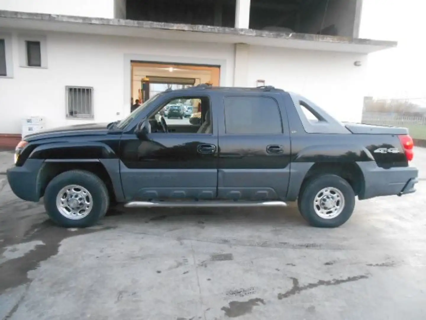 Chevrolet Avalanche Schwarz - 2