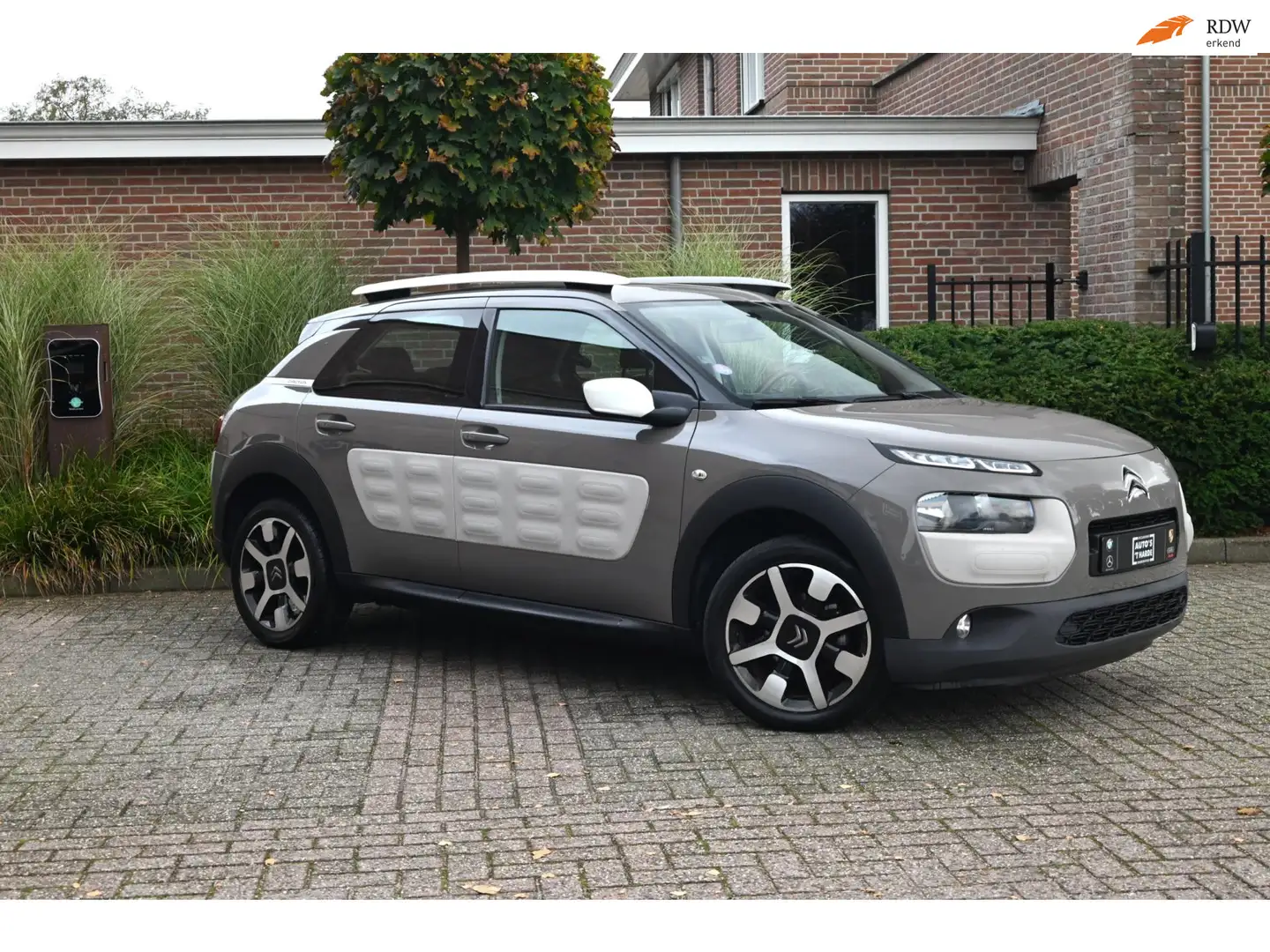 Citroen C4 Cactus 1.2 VTi Business 82 PK Airco Cruise 17'' Gris - 1