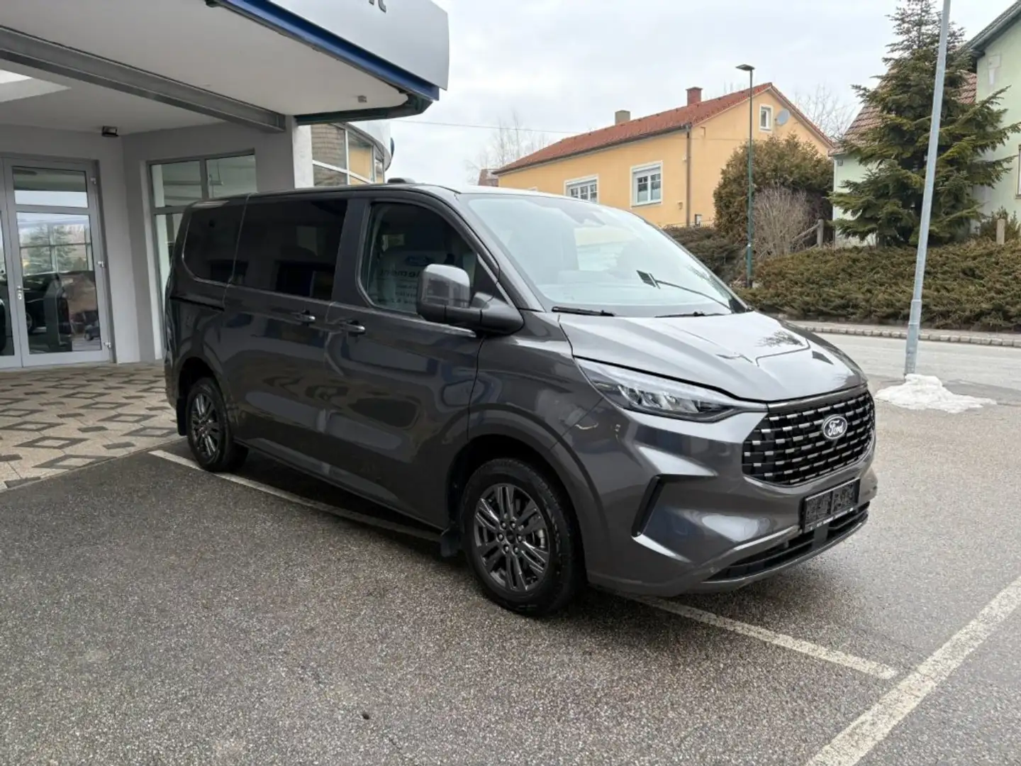 Ford Tourneo Custom Titanium L1 2.0 Ecoblue Grijs - 2