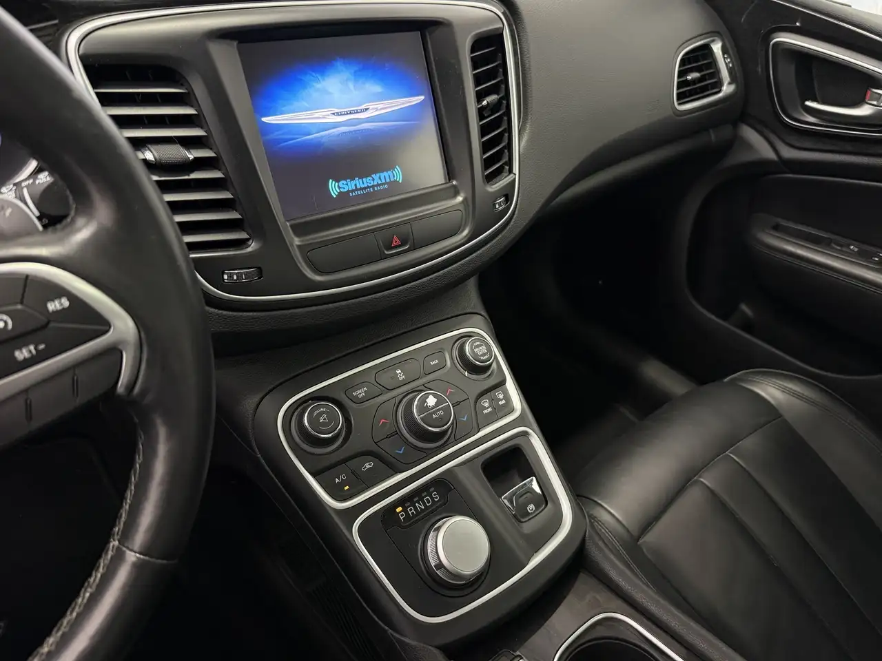 Chrysler 200 снимка Chrysler 200