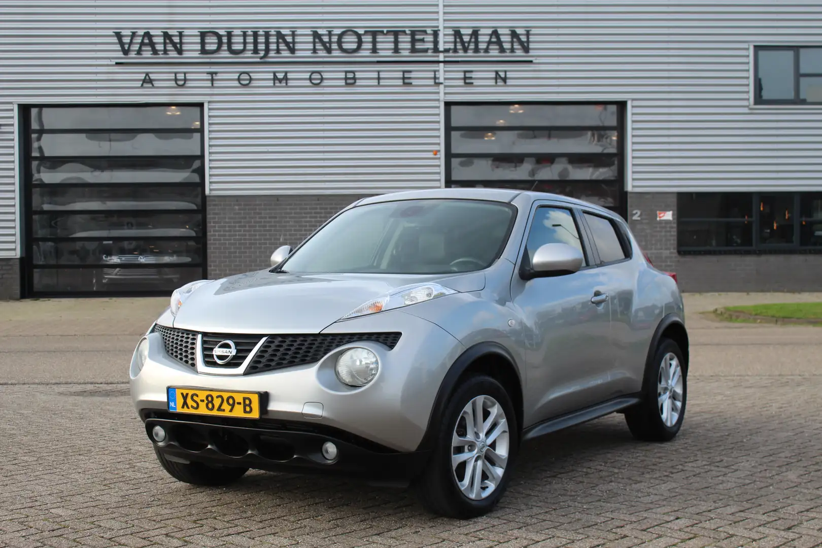Nissan Juke 1.6 Tekna / Automaat / Leer / Navigatie / Camera Grijs - 1