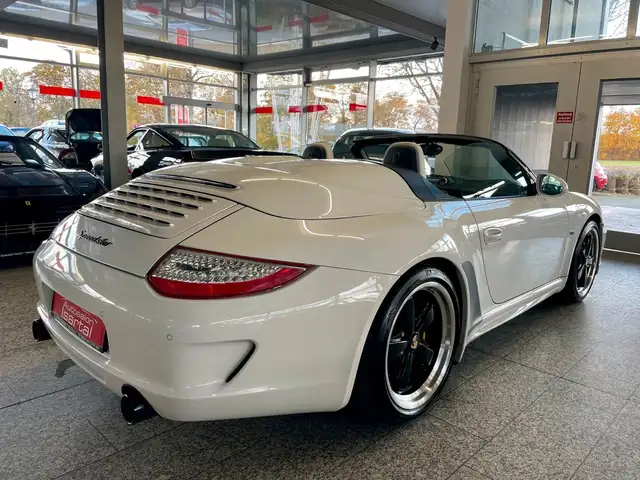 Porsche 911 view 7
