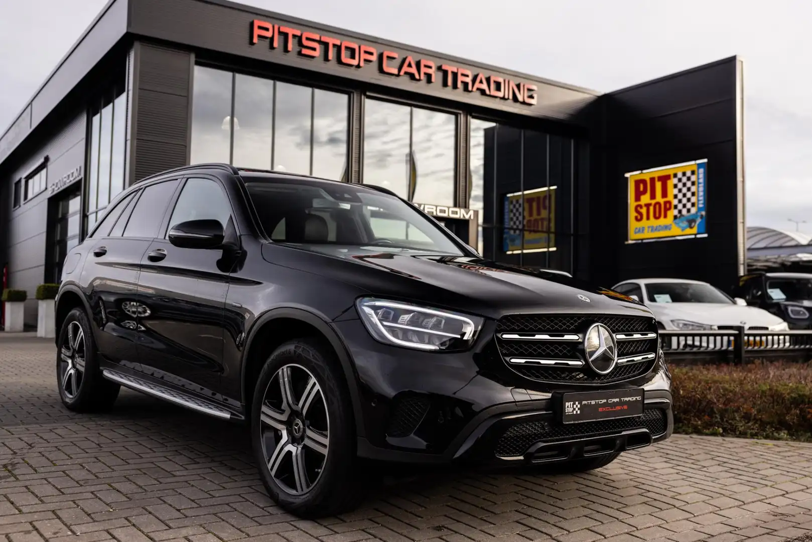 Mercedes-Benz GLC 300 300e 4MATIC Premium, 320 PK, Trekhaak, Pano, Camer Schwarz - 1