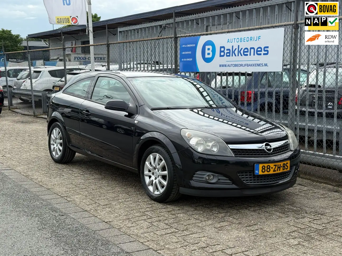Opel Astra GTC 1.6 Temptation | Airco | Cruise | Trekhaak | N Zwart - 1
