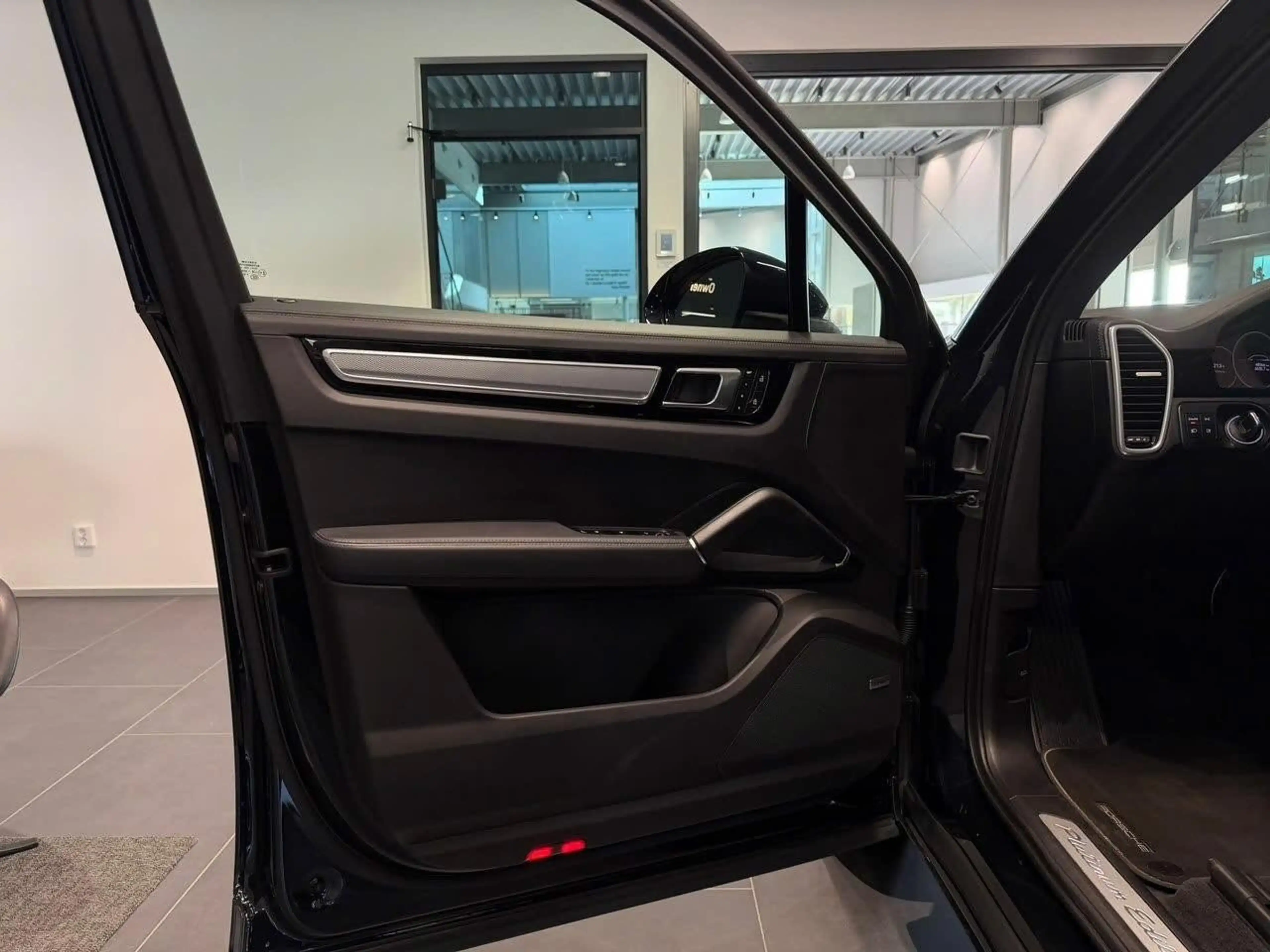 Porsche Cayenne E-Hybrid Platinum Edition — photo 13