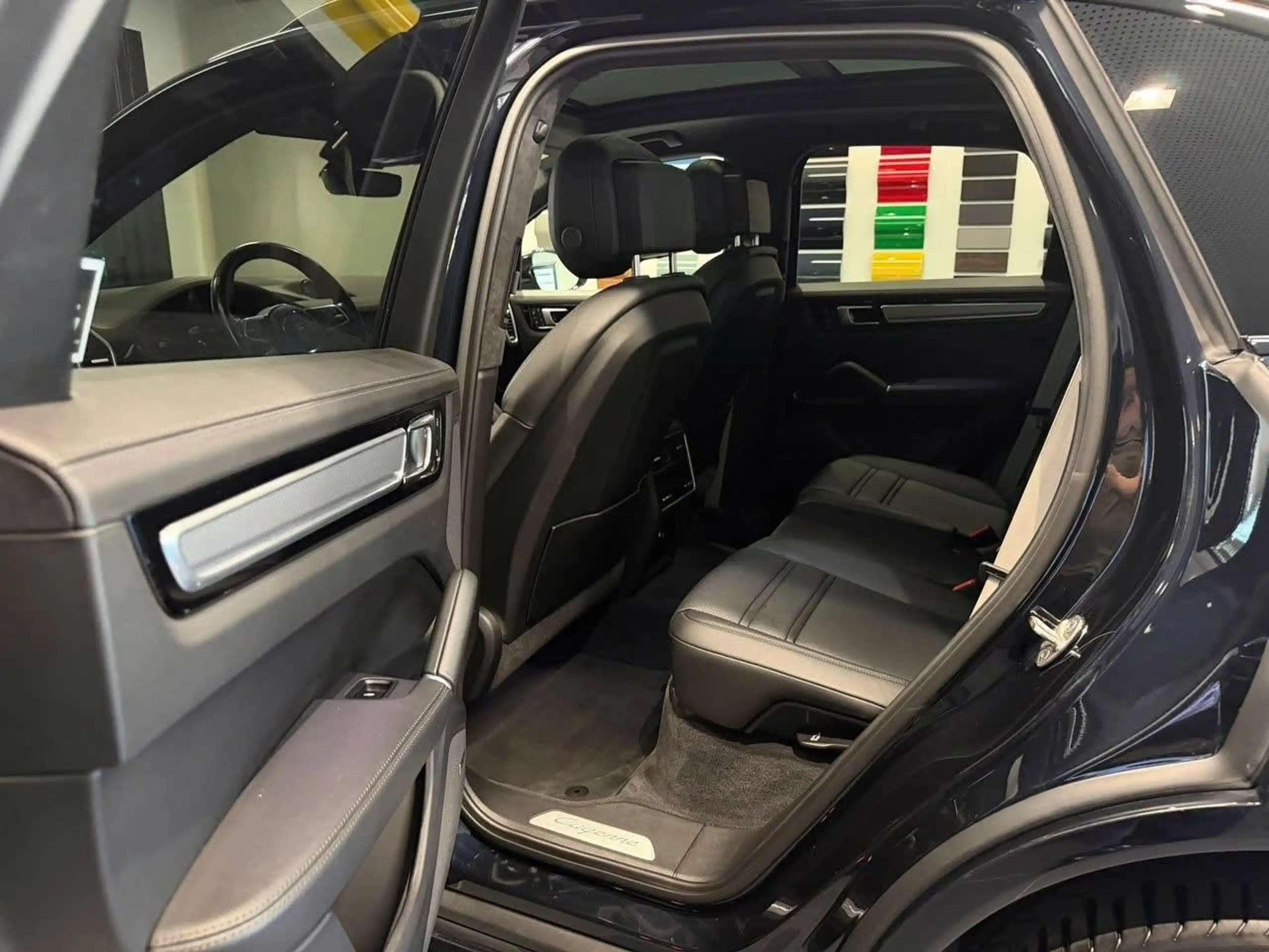 Porsche Cayenne E-Hybrid Platinum Edition — photo 15