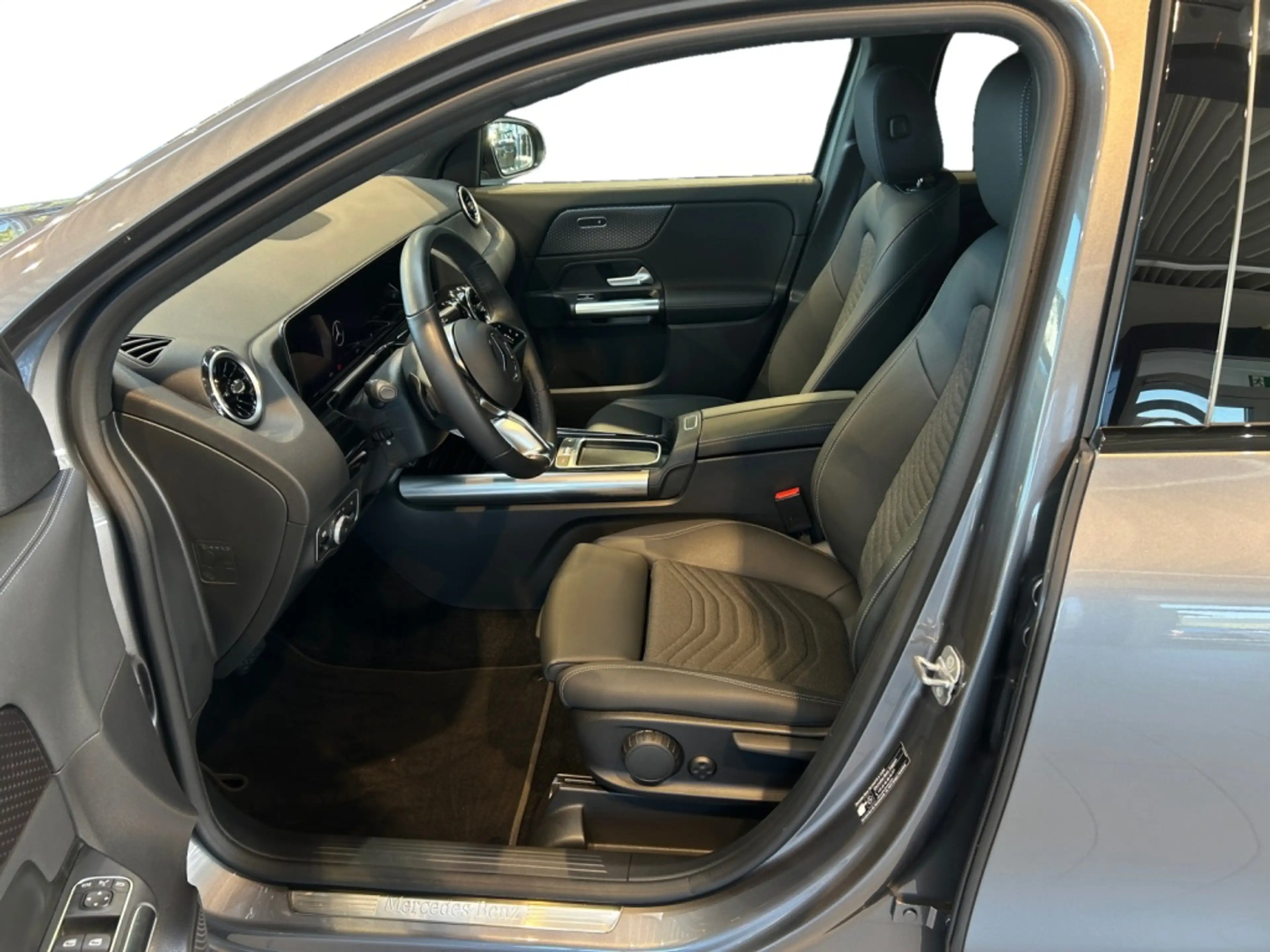 Mercedes-Benz GLA 180 d Progressive MBUX+Progressive+Night+Cam — photo 9