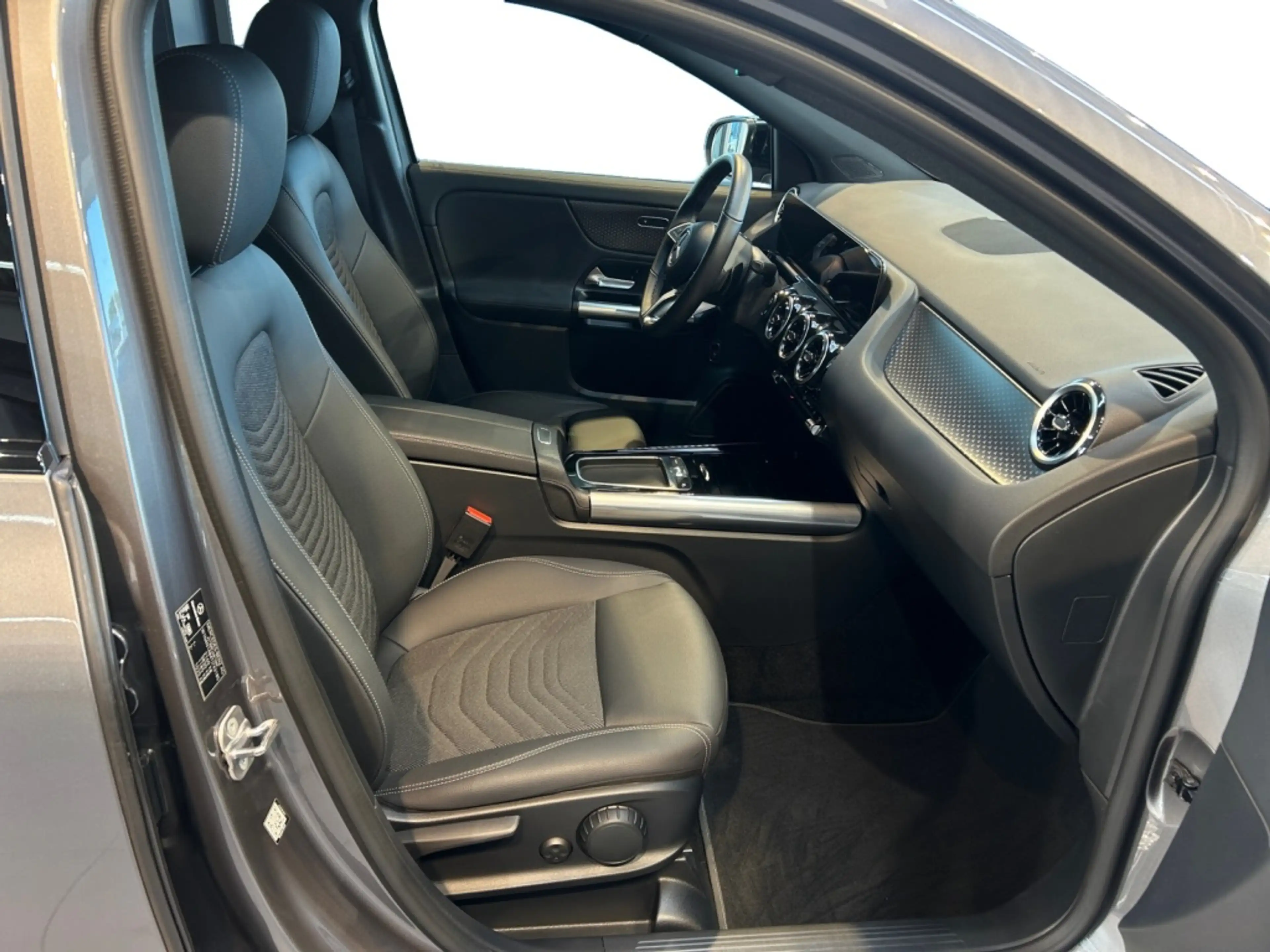 Mercedes-Benz GLA 180 d Progressive MBUX+Progressive+Night+Cam — photo 10