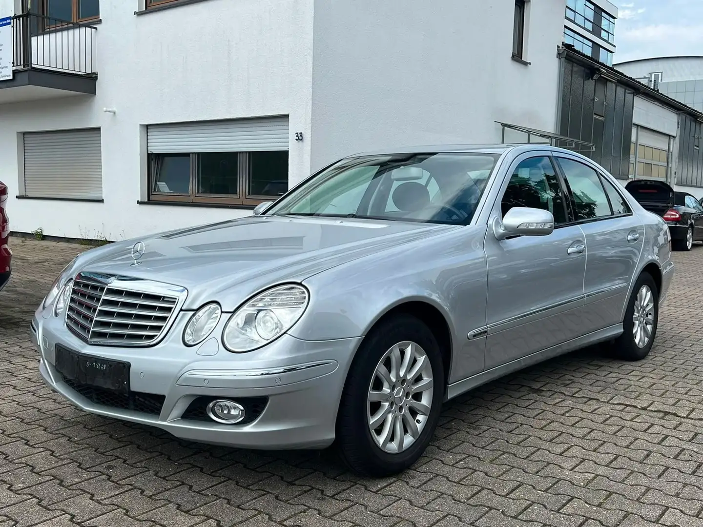 Mercedes-Benz E 230 -1.Hand-Autom.-Navi-BiXenon-PDC-SHD-SHZ-V6 Silber - 1