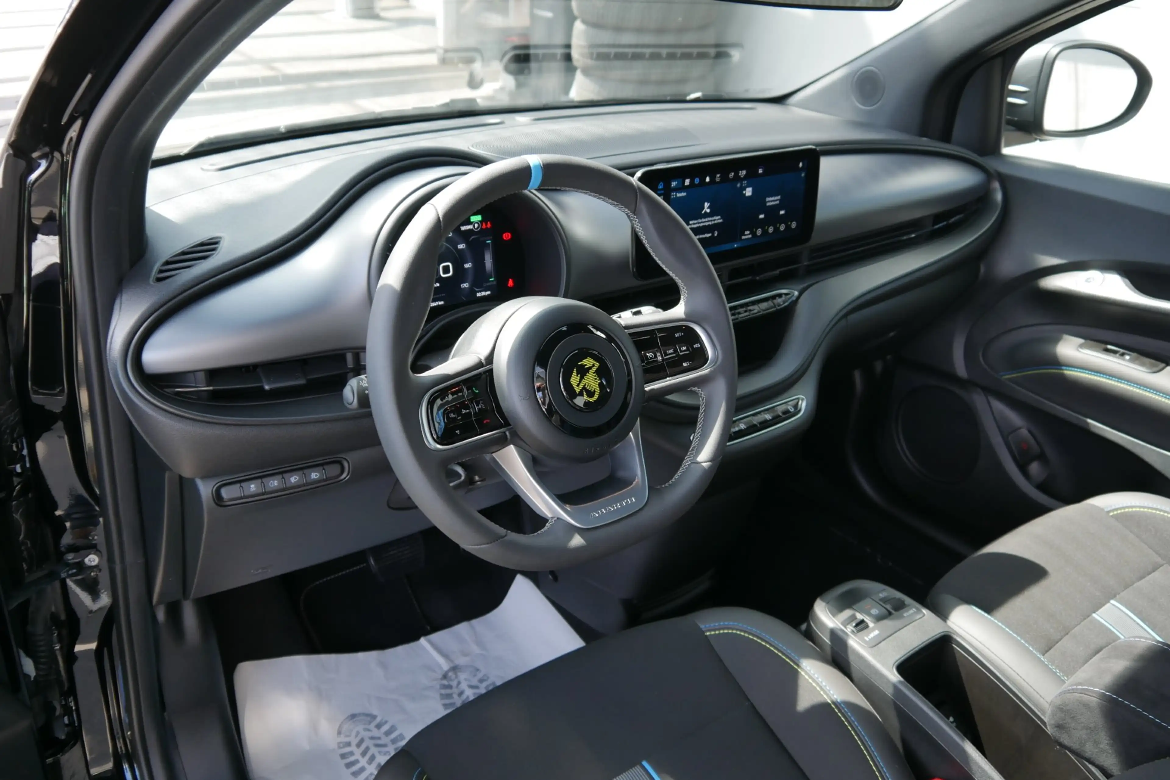 Abarth 500e Scorpionissima *Navi/PDC/AndroidAuto/Tempomat/LED* — photo 6