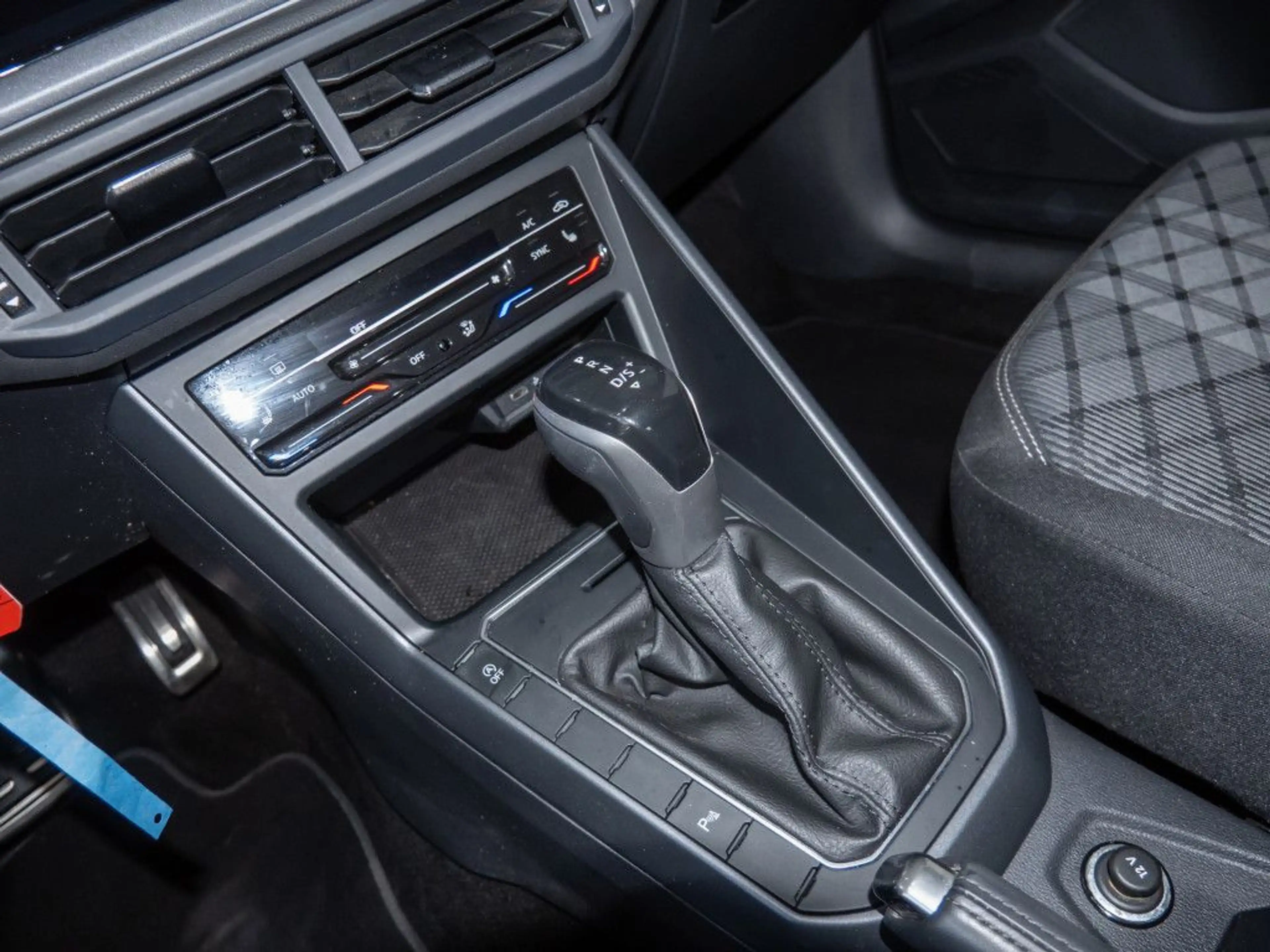 Volkswagen Polo 1.0 TSI DSG R-Line App IQ-LED Sitzhzg PDC — photo 13