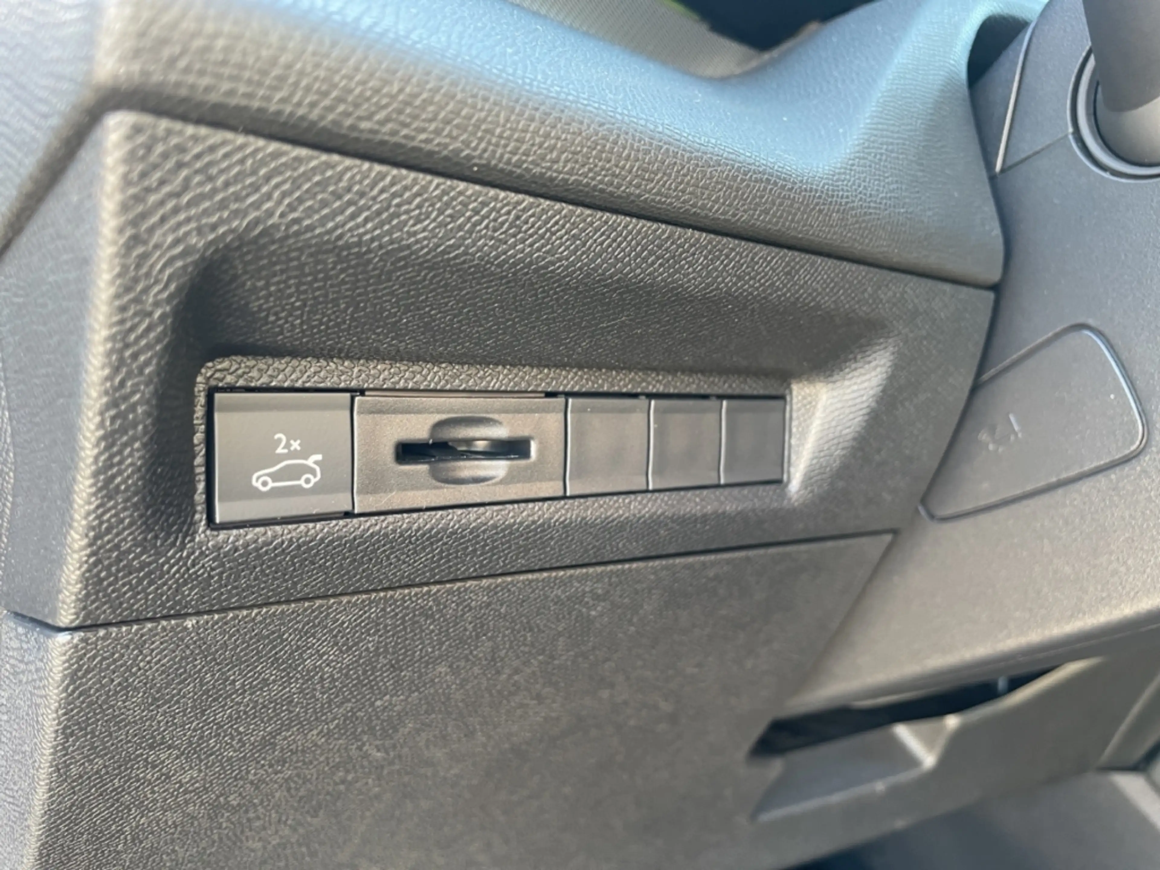 Peugeot 408 GT PT130 EAT8 El.Sitz Focal Kamera LED CarPlay — photo 20
