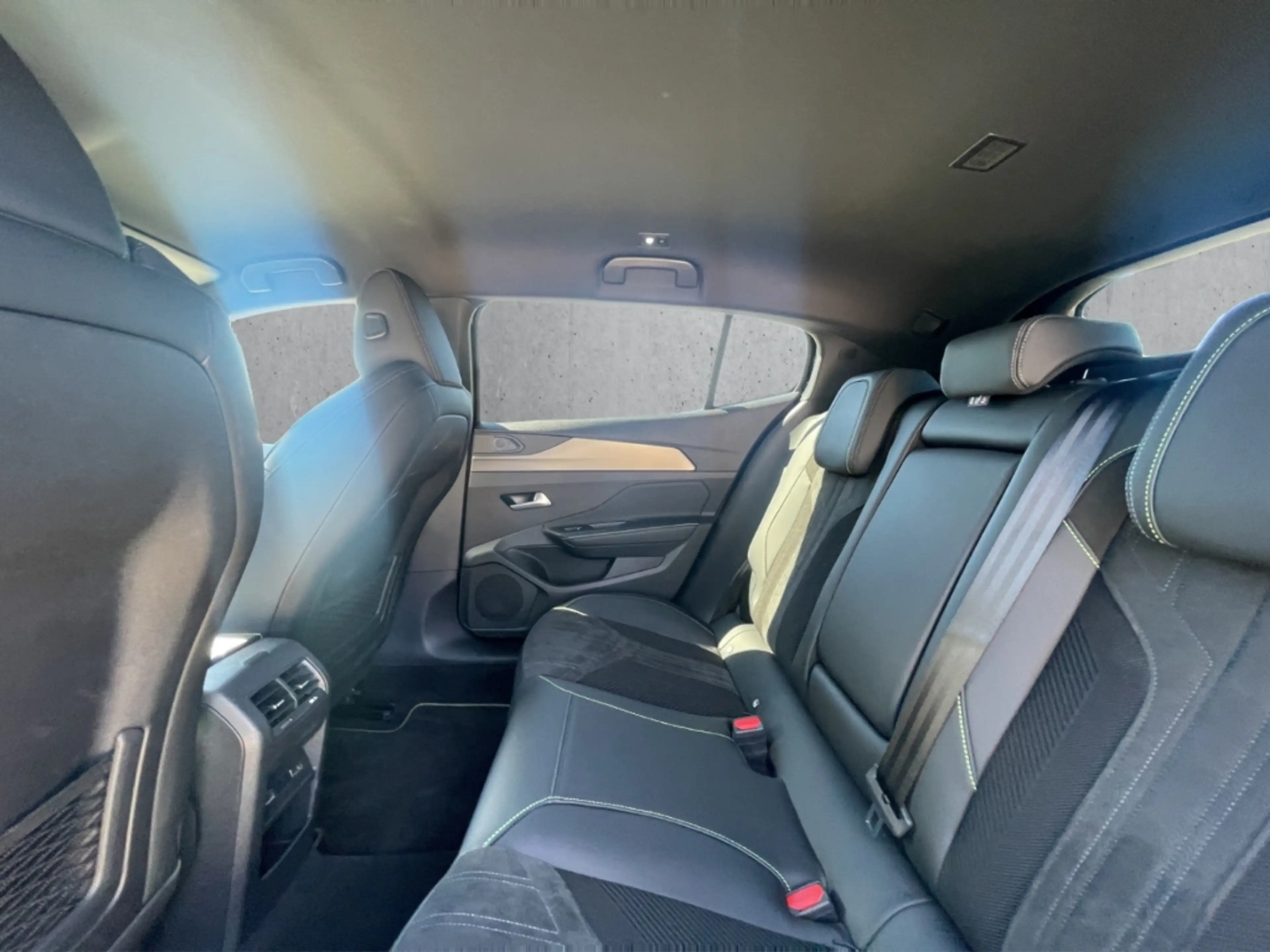 Peugeot 408 GT PT130 EAT8 El.Sitz Focal Kamera LED CarPlay — photo 8
