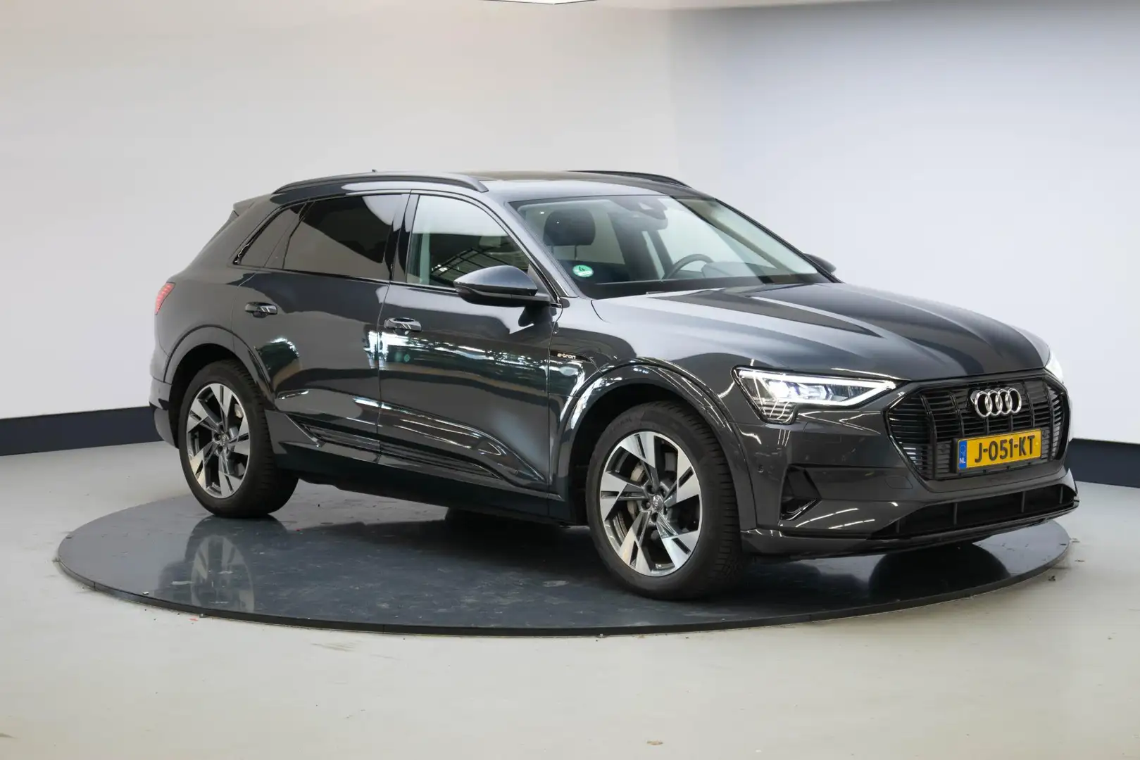 Audi e-tron 50 quattro Business edition Plus 71 kWh Pano - NL Grijs - 1