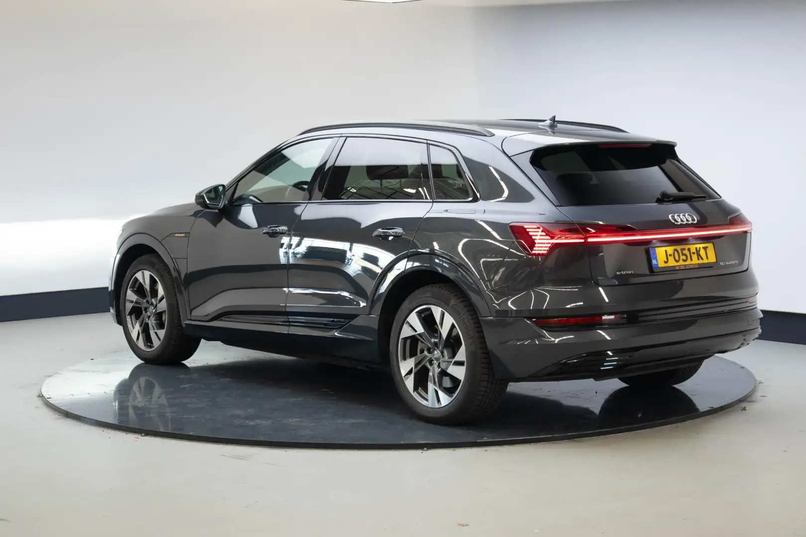 Audi e-tron 50 quattro Business edition Plus 71 kWh Pano - NL Grijs - 2