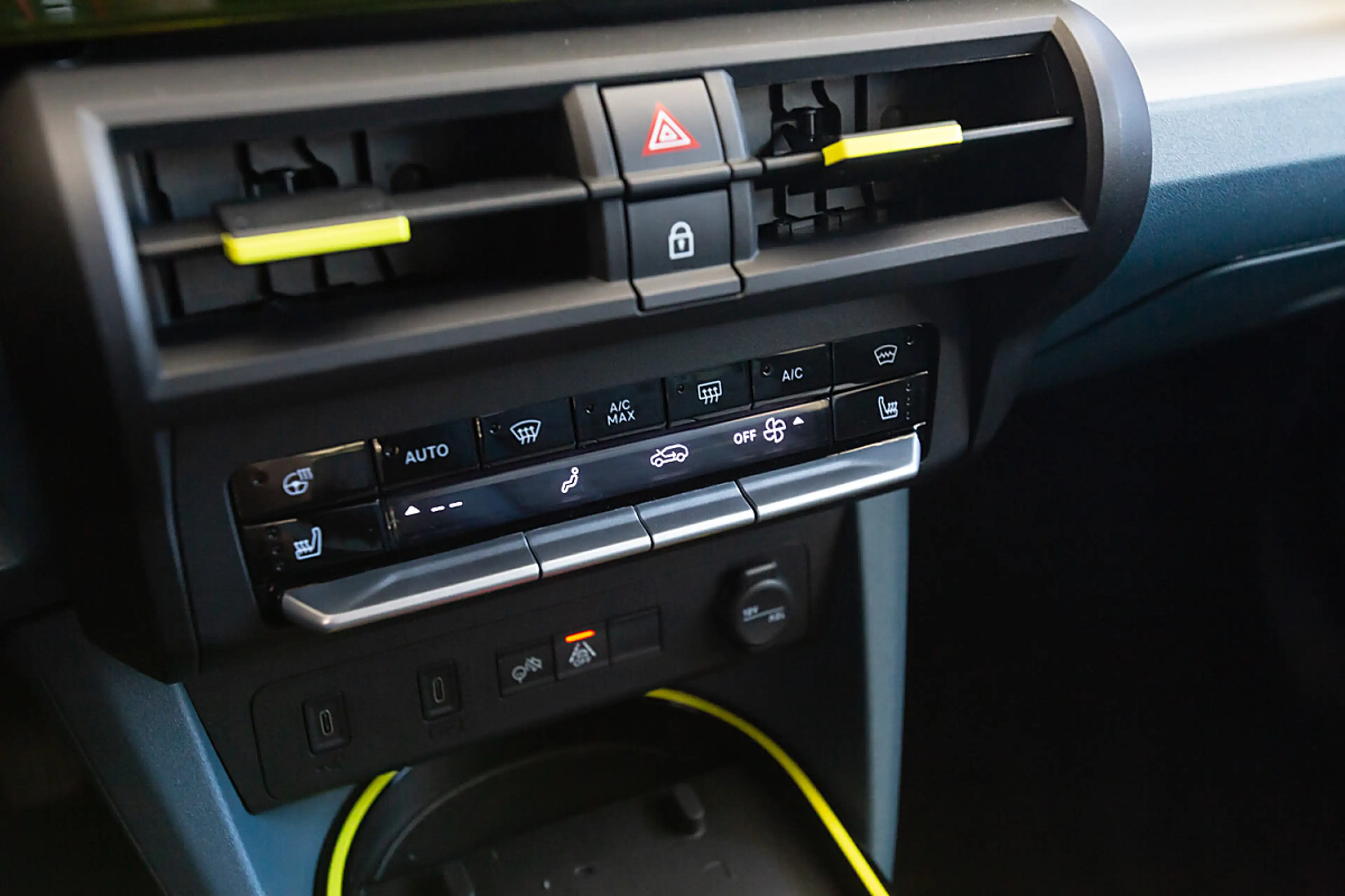 Fiat Grande Panda Hybrid mHEV 110 6-Gang eDCT La Prima — photo 8