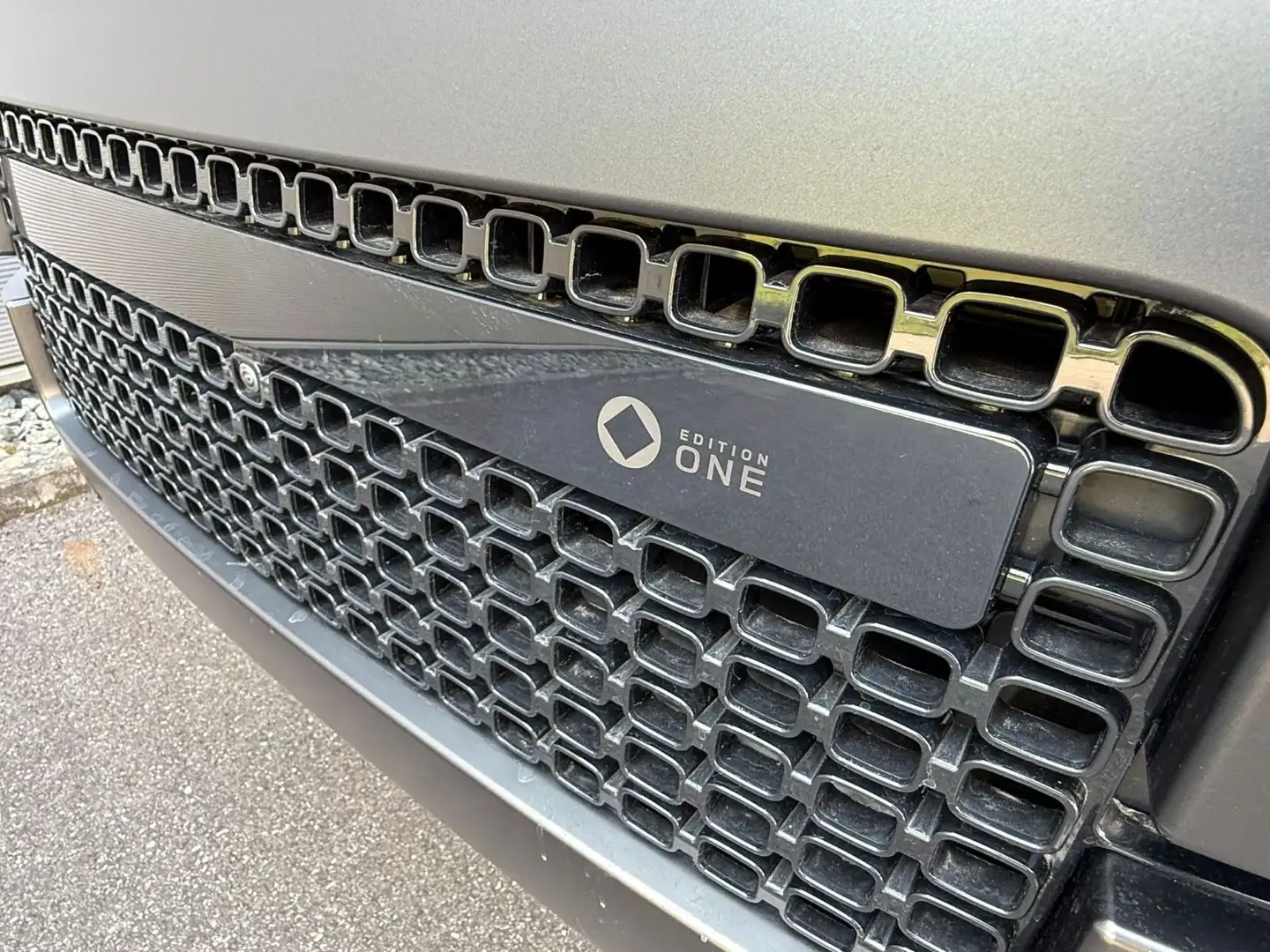 Land Rover Defender 4.4 P635 110 OCTA Edition One Grau - 2