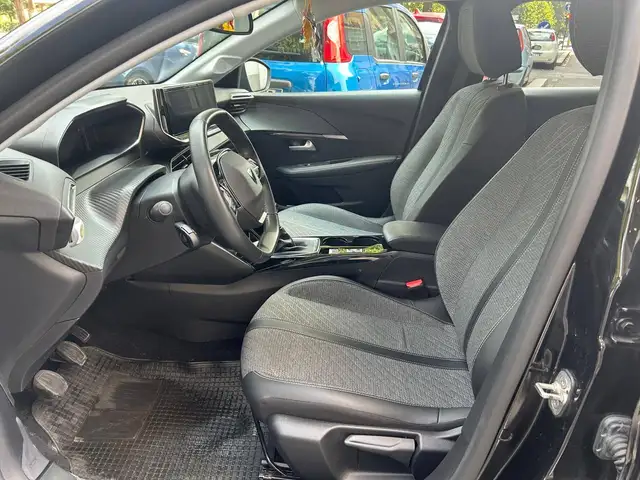 Peugeot 208 view 9