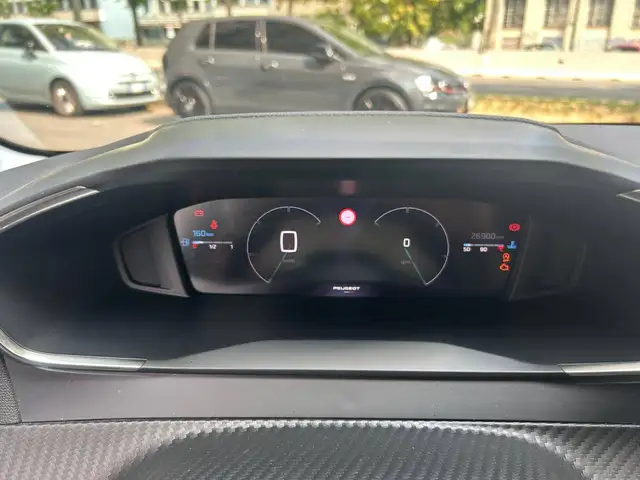 Peugeot 208 view 11