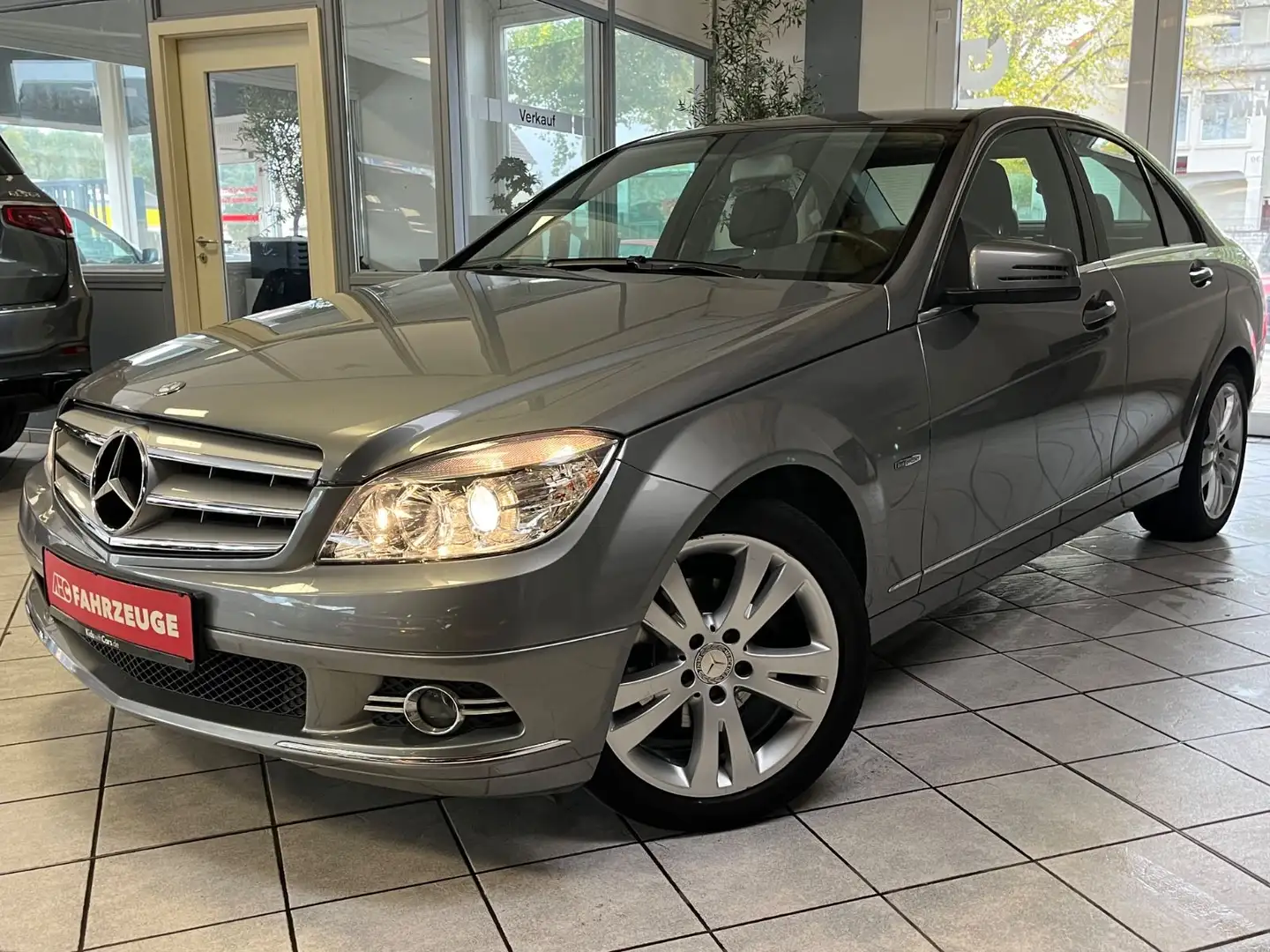 Mercedes-Benz C 180 Lim. Avantgarde / 1.Hand / Automatik / Alu Silber - 1