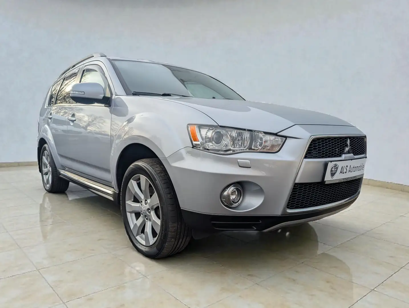 Mitsubishi Outlander Invite 4WD"Klima"Kamera"AHK"7 Sitze Silber - 2