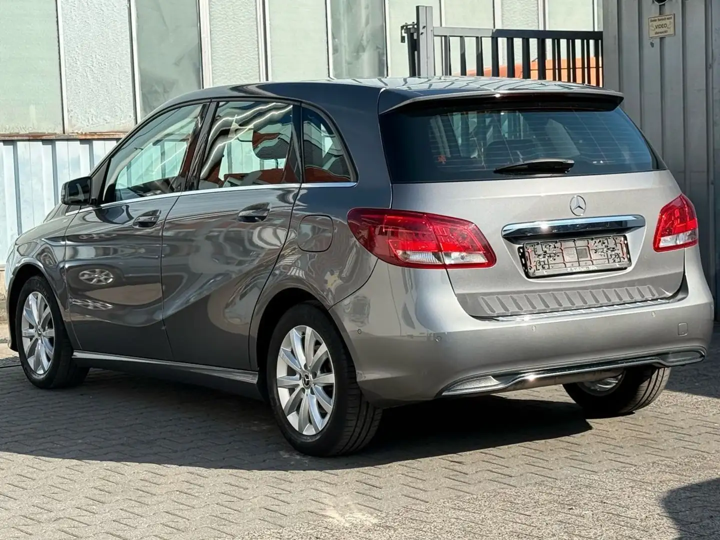 Mercedes-Benz B 180 Style Grau - 2