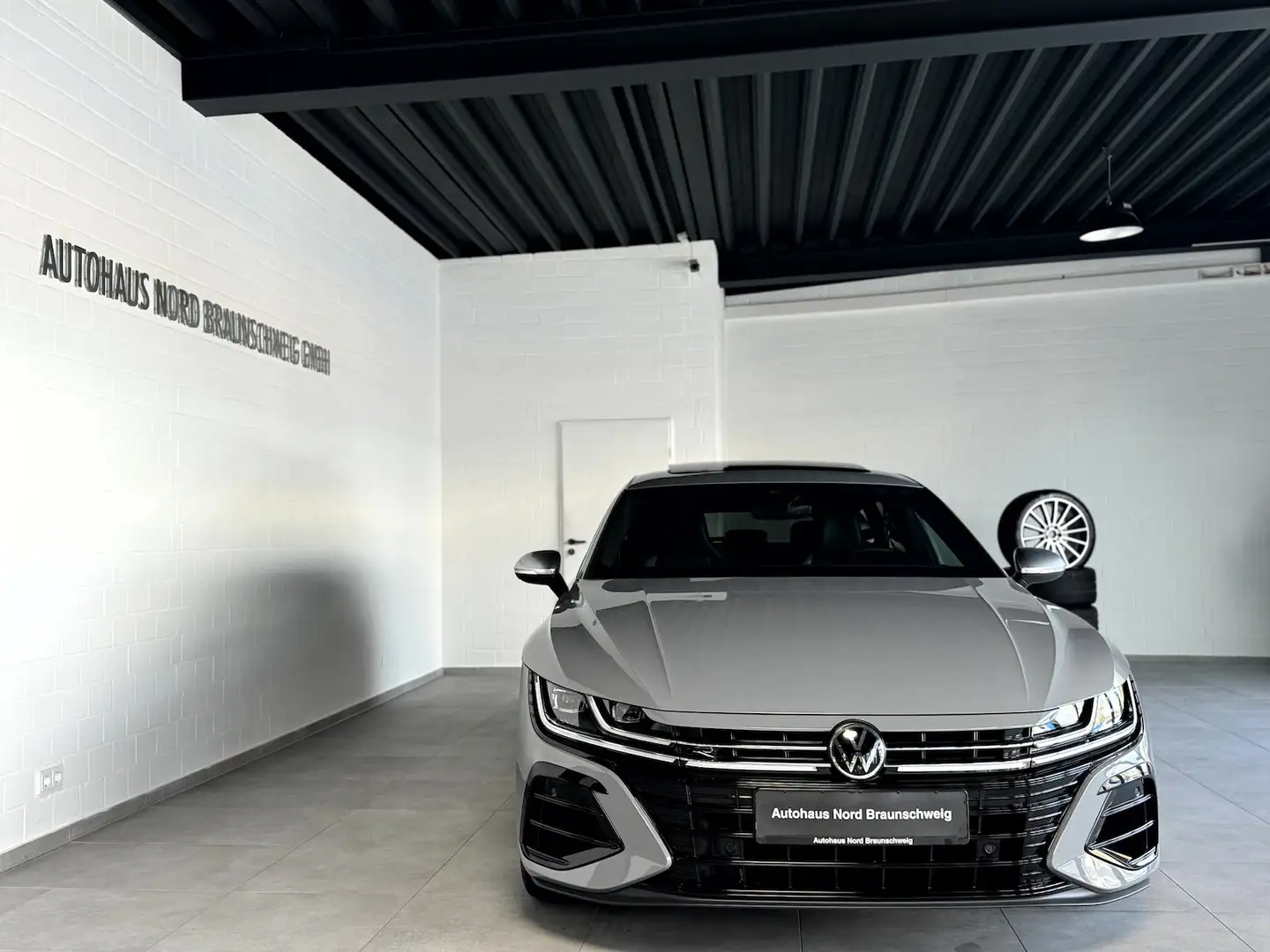 Volkswagen Arteon Shooting Brake R 2.0 TSI*Pano*IQ*H&K*AHK* Grijs - 2