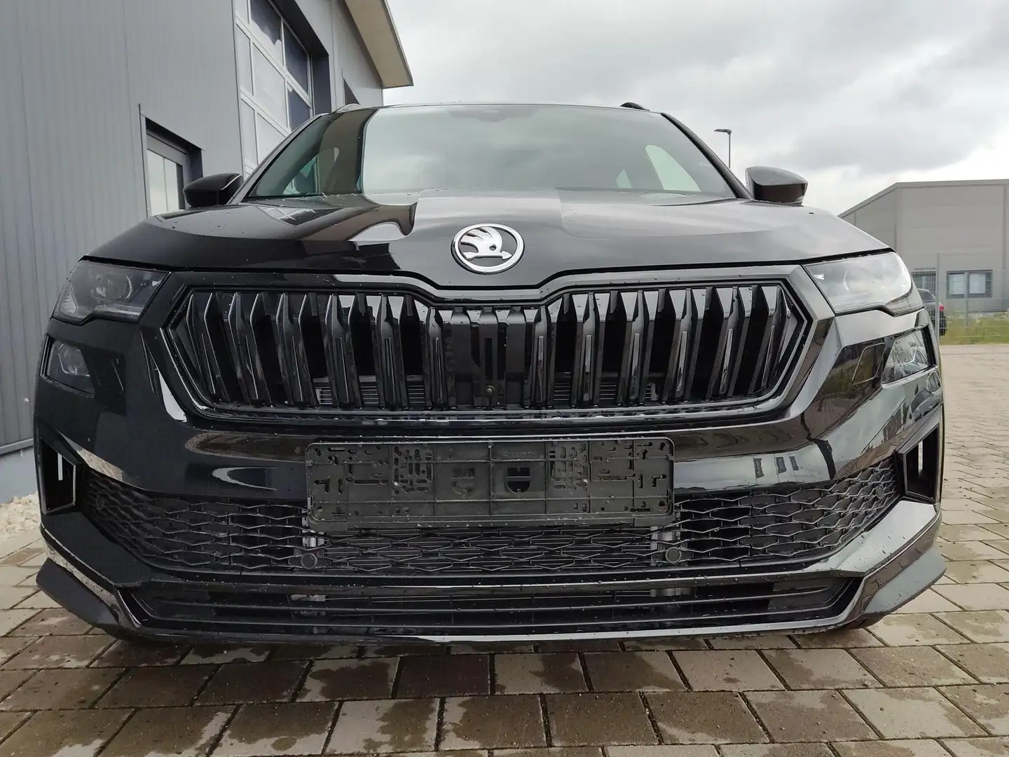 Skoda Karoq Sportline 1,5 TSI 150 PS DSG Navi-Anhängerkuppl... Schwarz - 2
