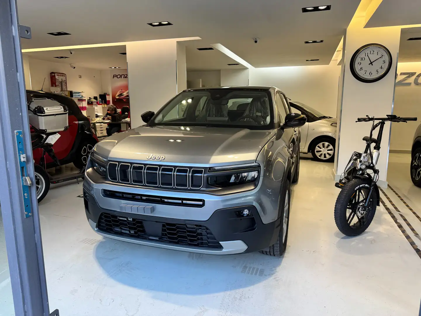 Jeep Avenger Avenger 1.2 turbo e-hybrid  110 cv tech&sky Grau - 2