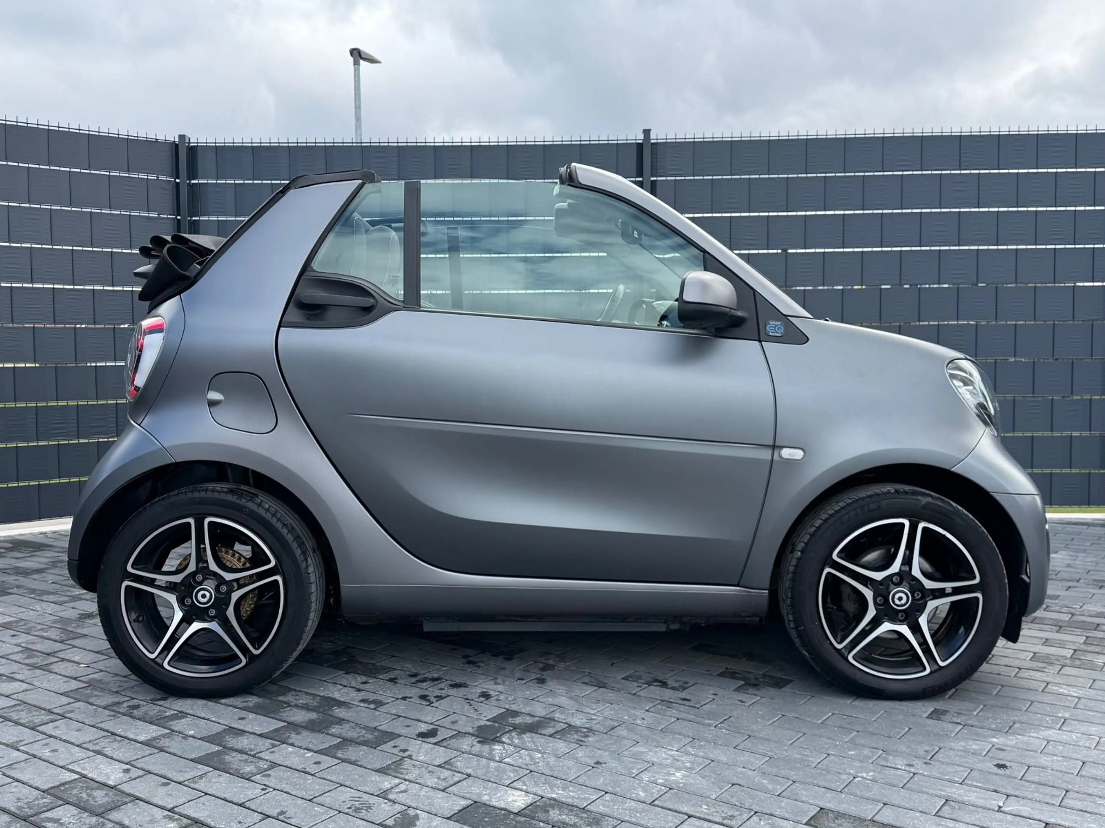 smart forTwo Cabrio EQ*CAM*CARPLAY*22KW*MATT*LED*JBL* — photo 6