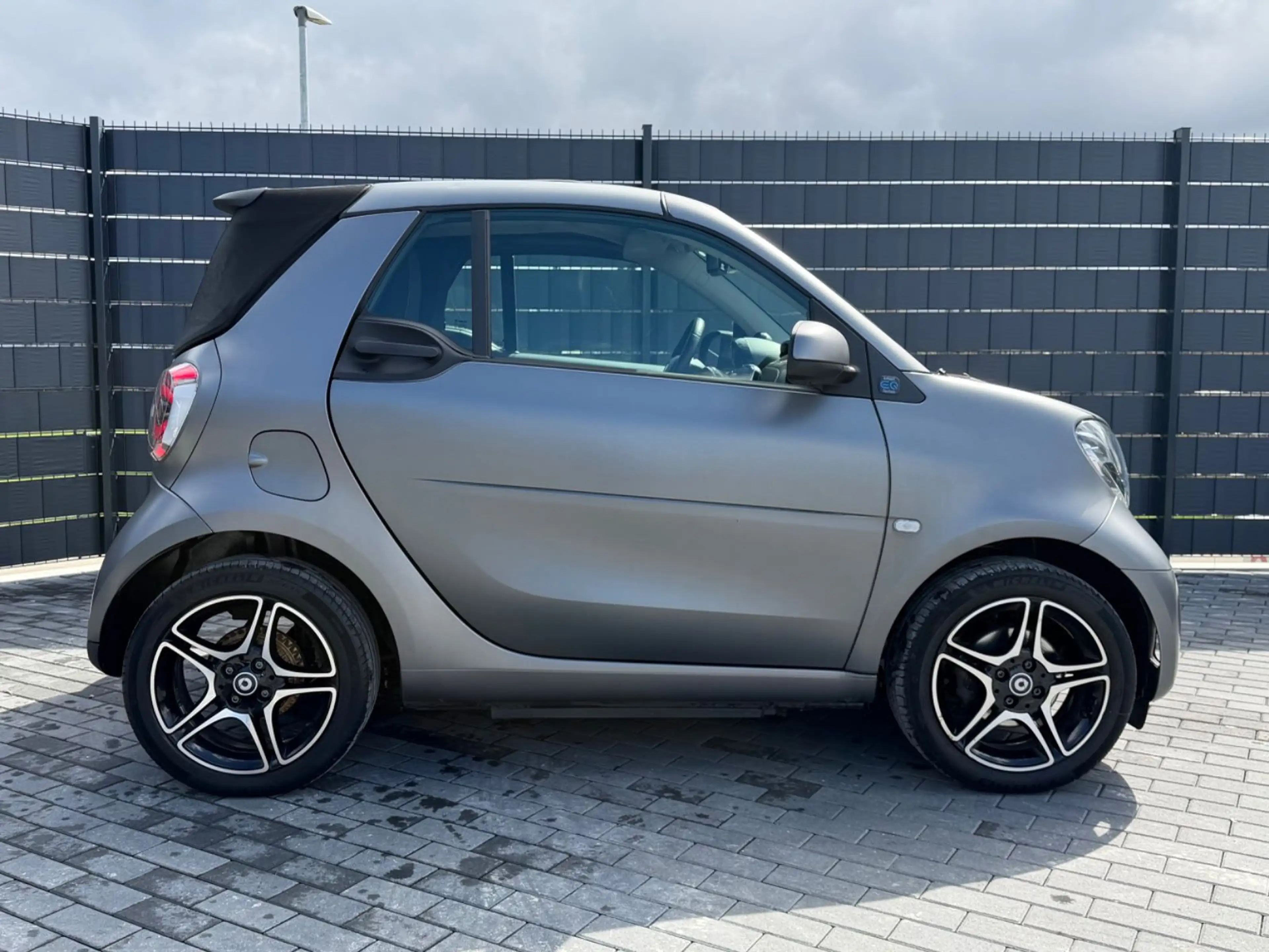 smart forTwo Cabrio EQ*CAM*CARPLAY*22KW*MATT*LED*JBL* — photo 7