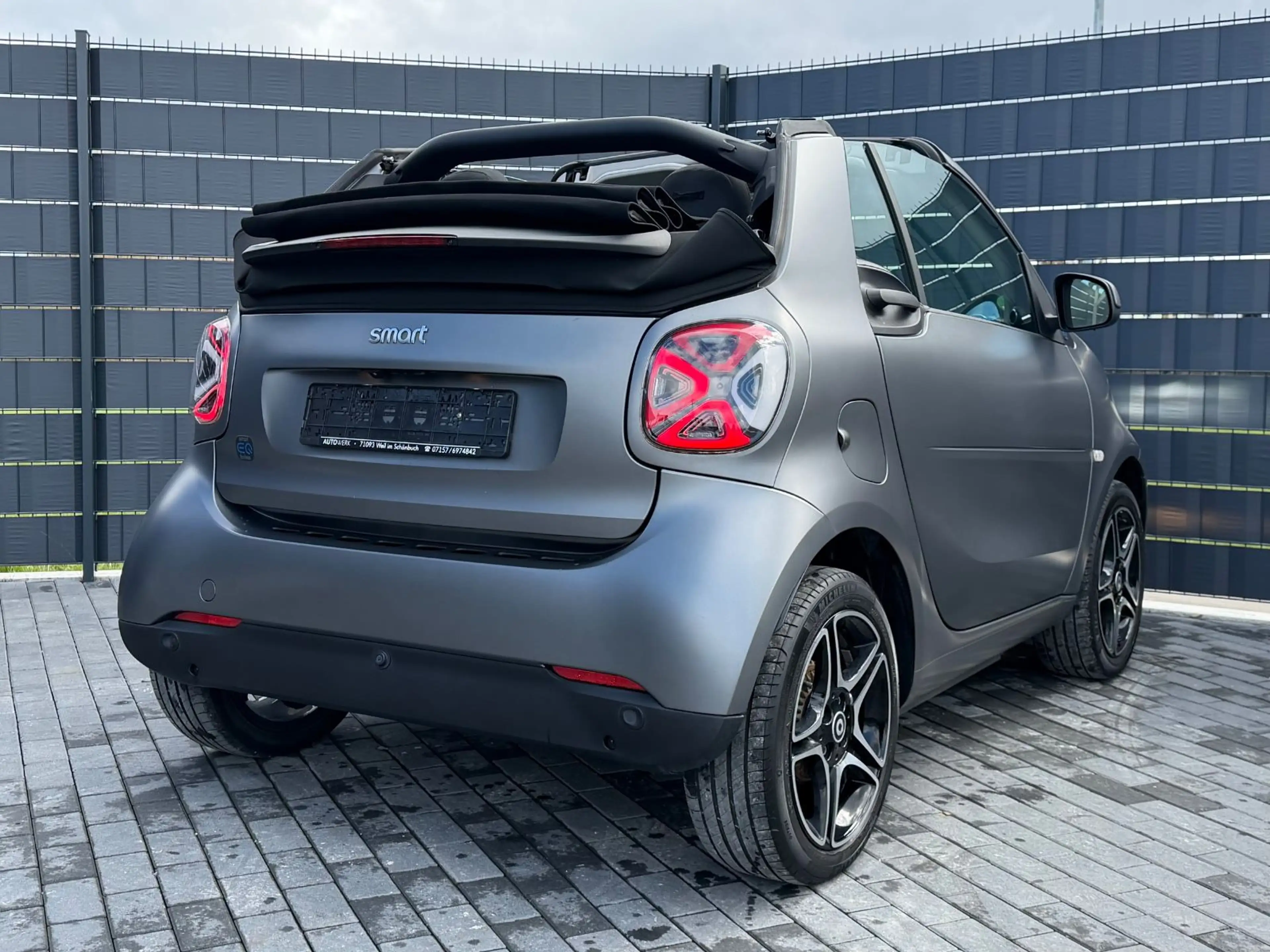 smart forTwo Cabrio EQ*CAM*CARPLAY*22KW*MATT*LED*JBL* — photo 9