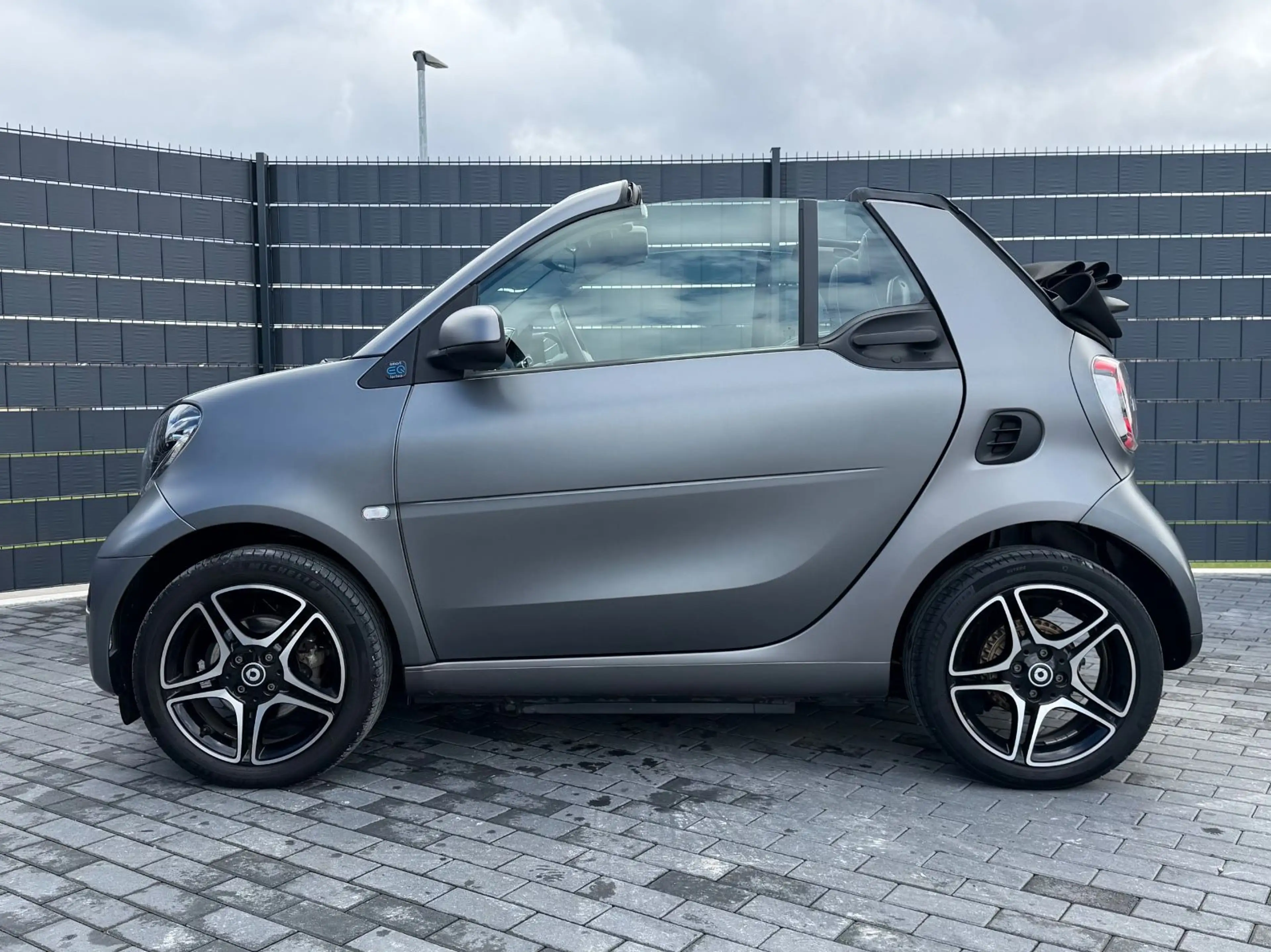 smart forTwo Cabrio EQ*CAM*CARPLAY*22KW*MATT*LED*JBL* — photo 14