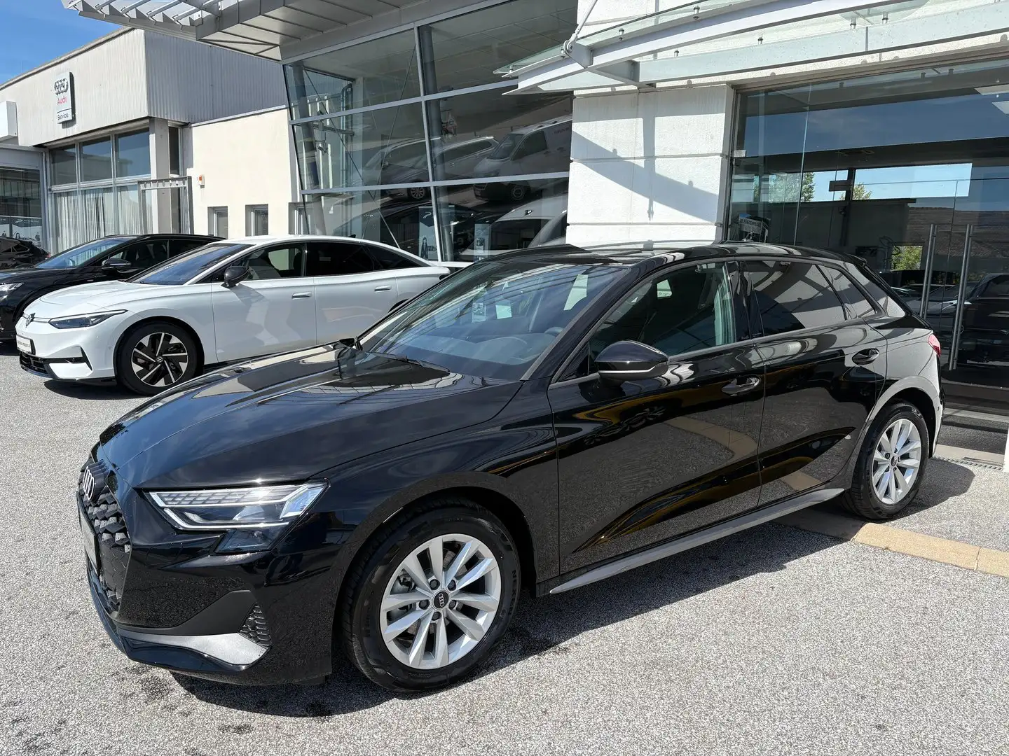 Audi A3 30 TFSI Schwarz - 2