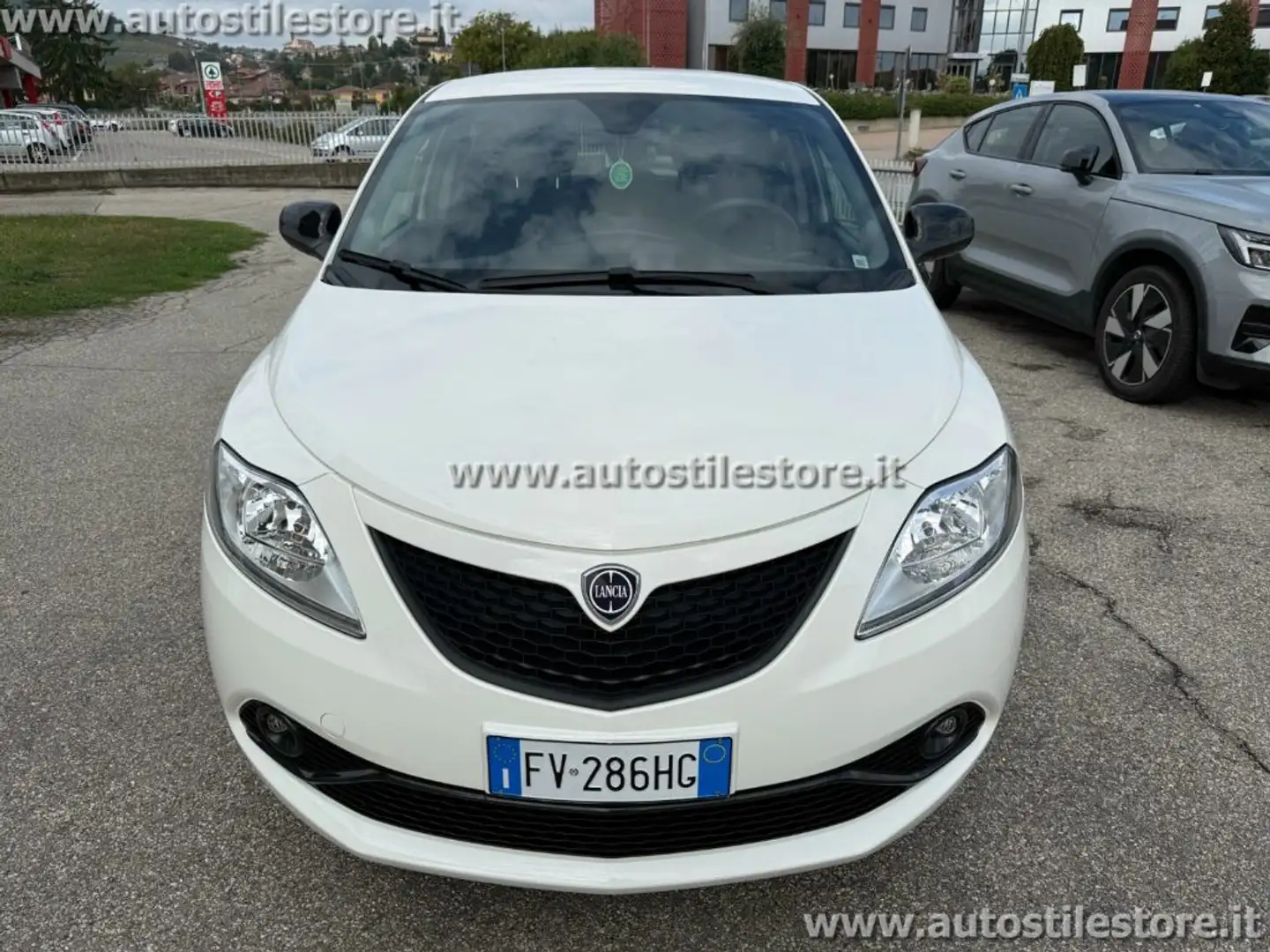 Lancia Ypsilon 1.2 69 CV 5 porte GPL Ecochic Gold Blanc - 2