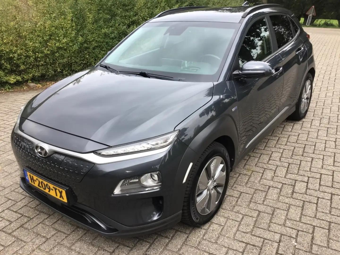 Hyundai KONA EV PREMIUM 64 KWH Grijs - 1