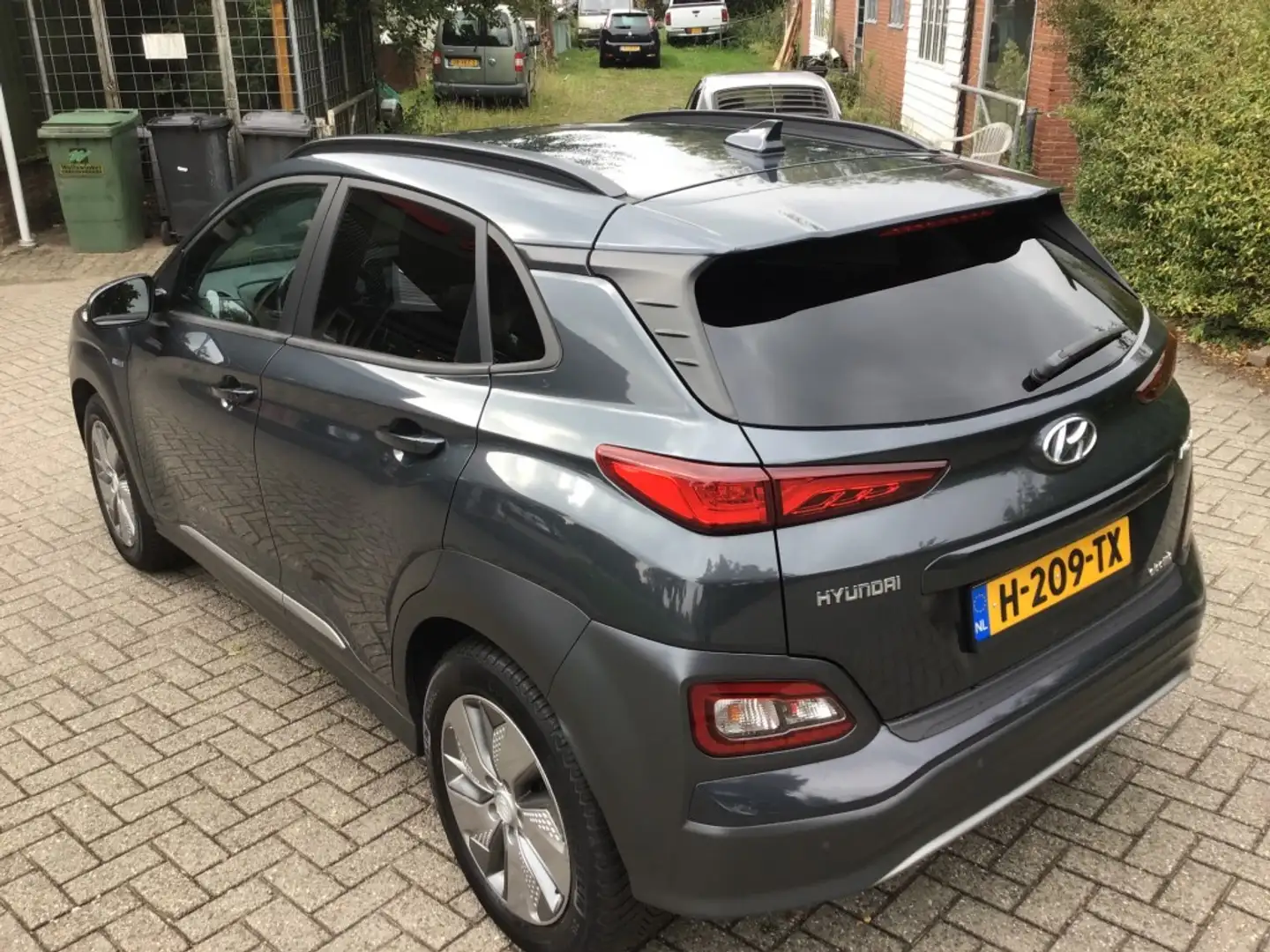 Hyundai KONA EV PREMIUM 64 KWH Grijs - 2