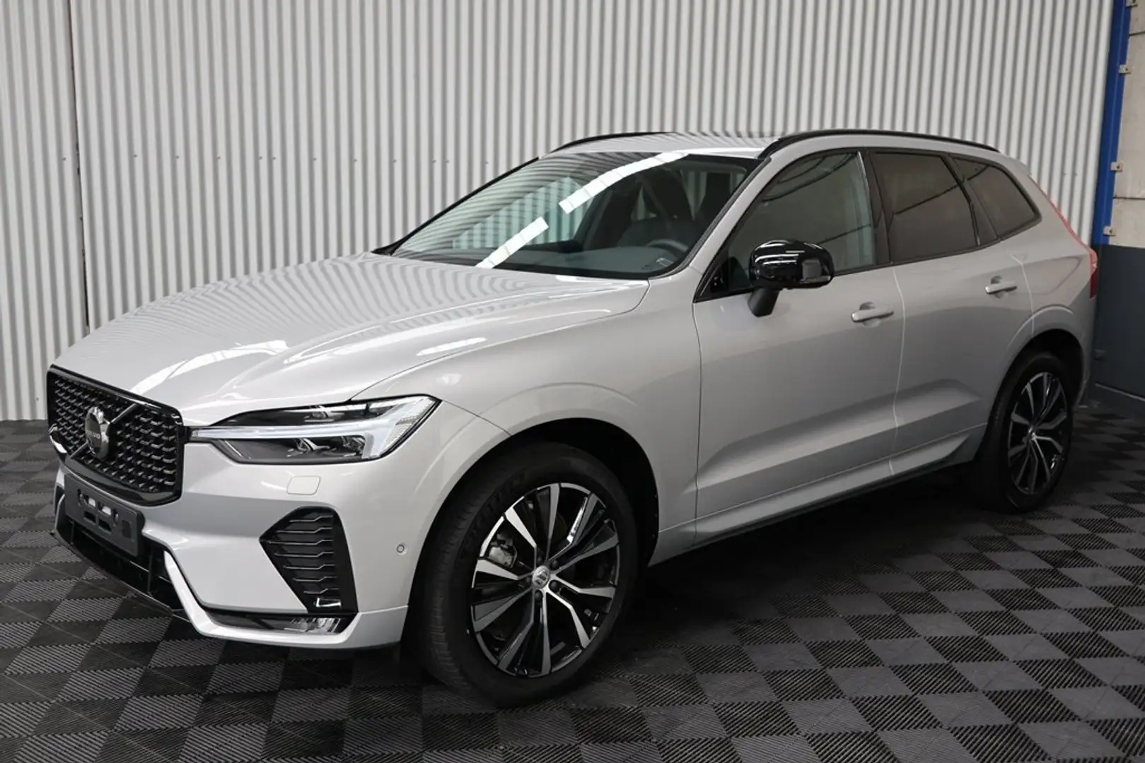 Volvo XC60 B4 Benzine Mild-Hybrid Plus Dark Pano ACC BLIS Ezüst - 1