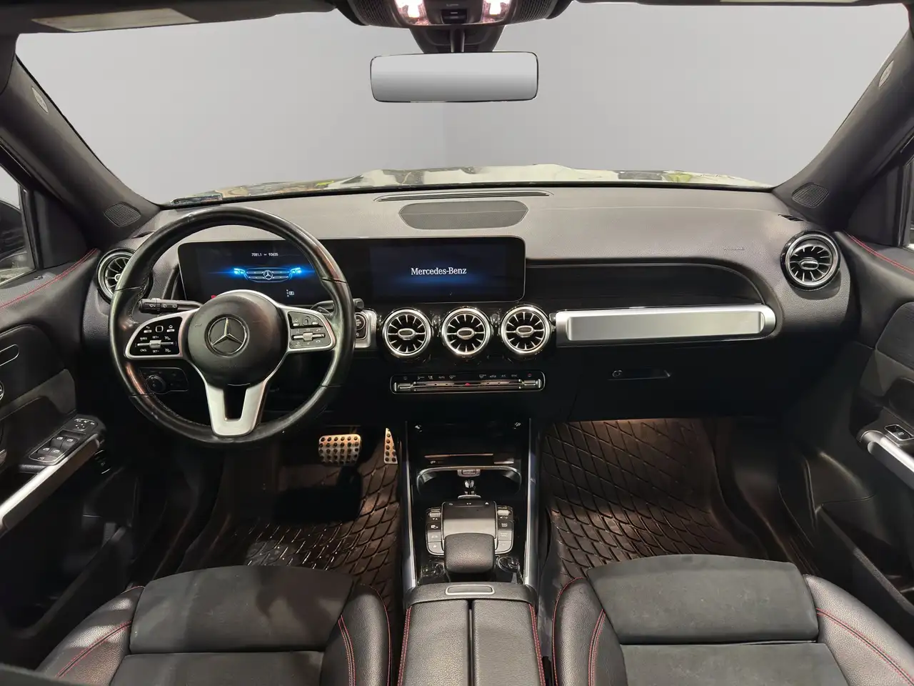 Mercedes-Benz GLB снимка Mercedes-Benz GLB