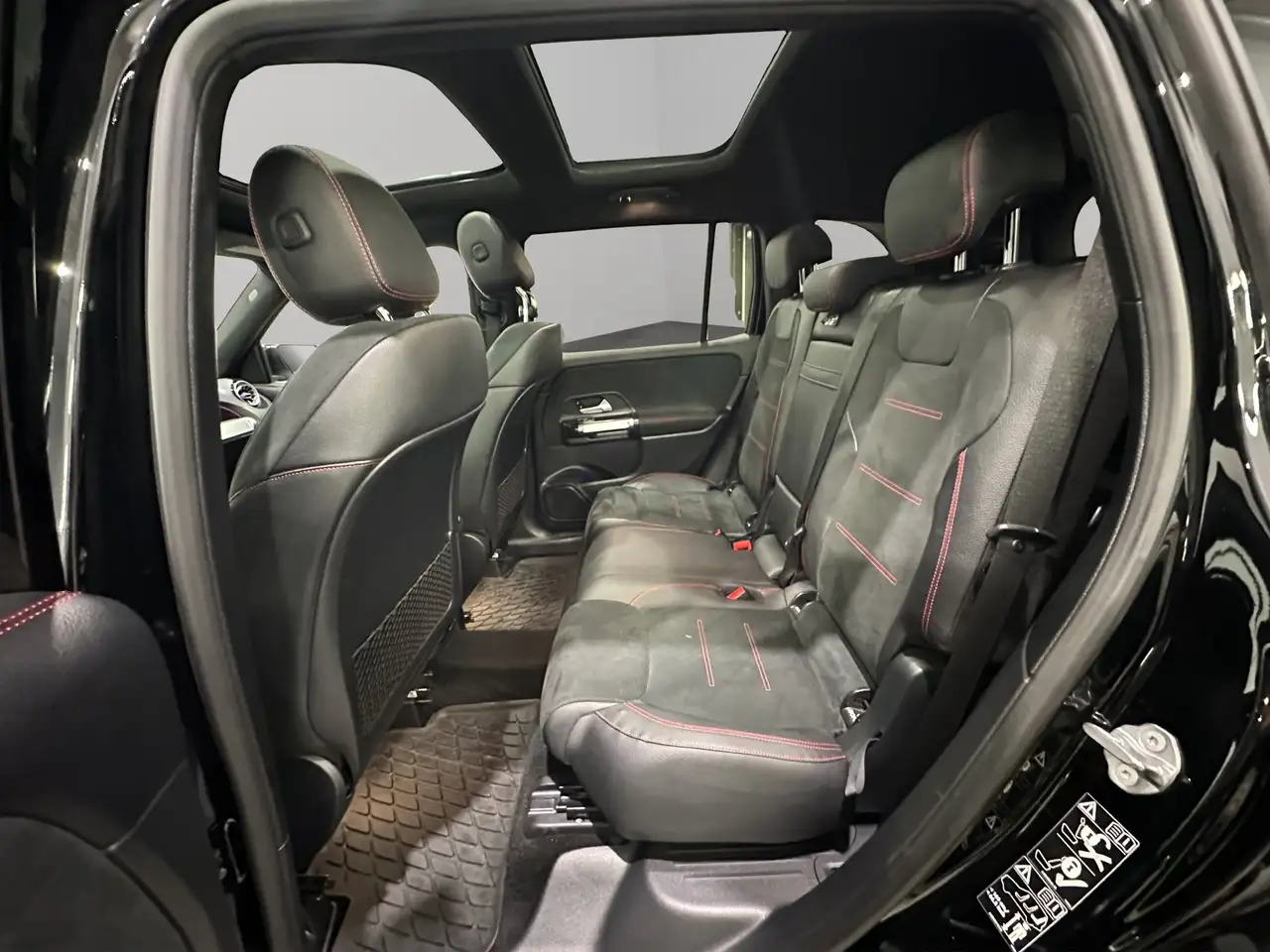 Mercedes-Benz GLB снимка Mercedes-Benz GLB