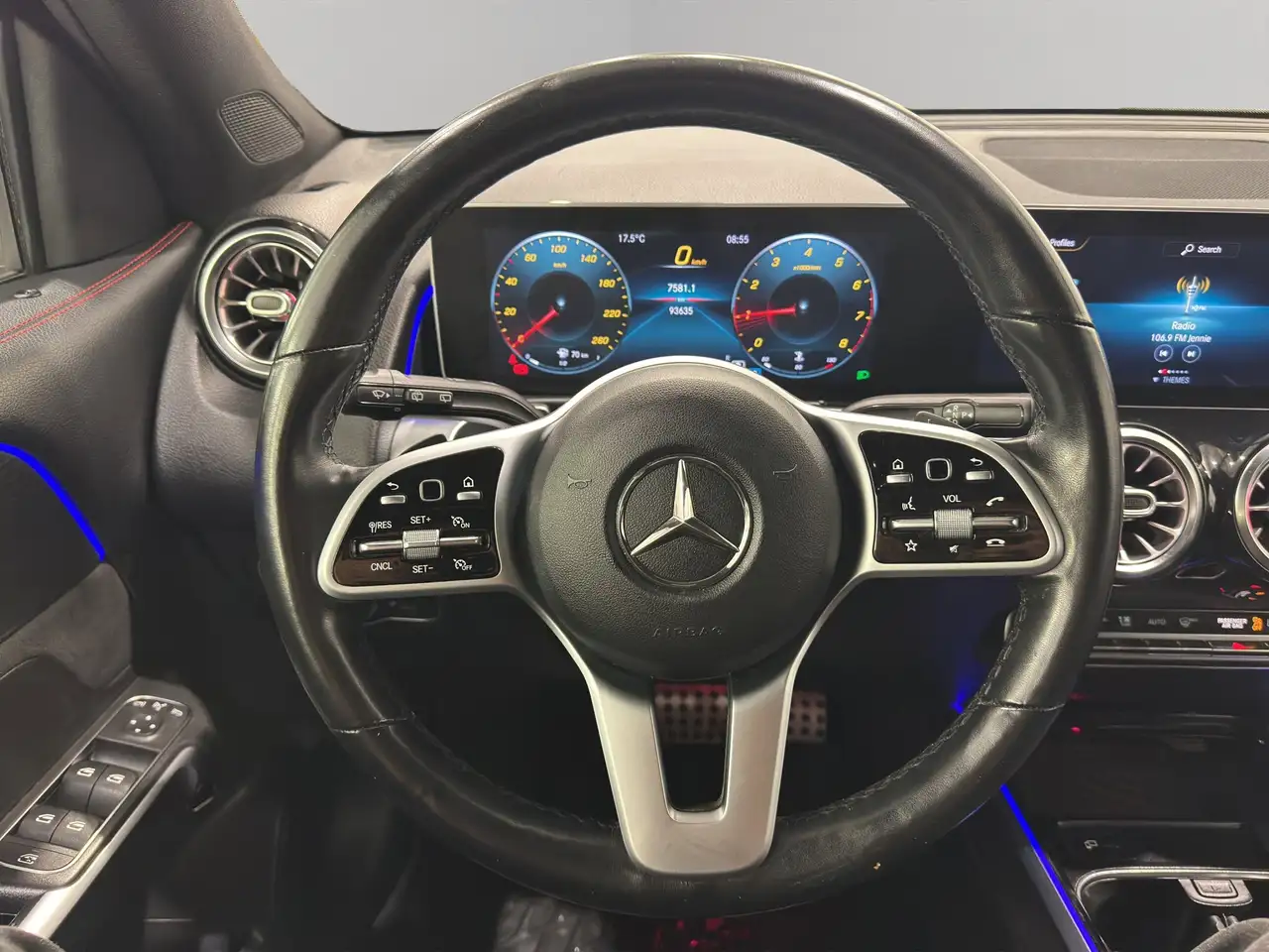 Mercedes-Benz GLB снимка Mercedes-Benz GLB