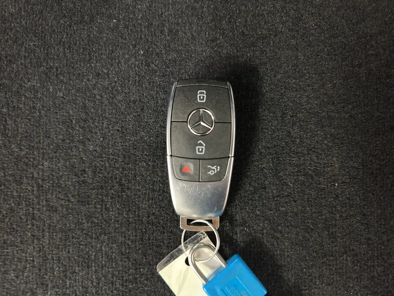 Mercedes-Benz GLB снимка Mercedes-Benz GLB