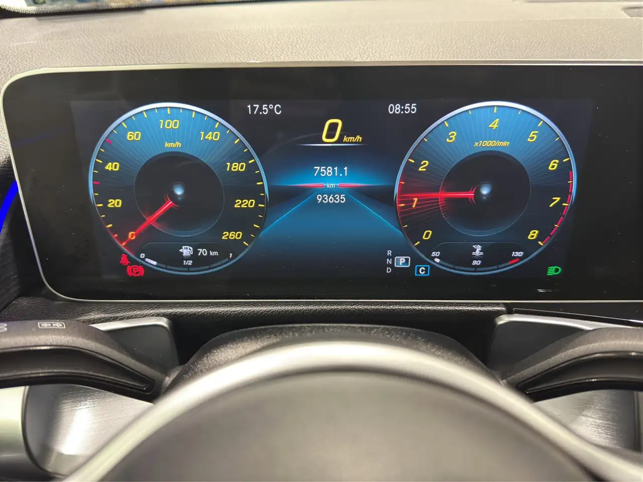 Mercedes-Benz GLB снимка Mercedes-Benz GLB