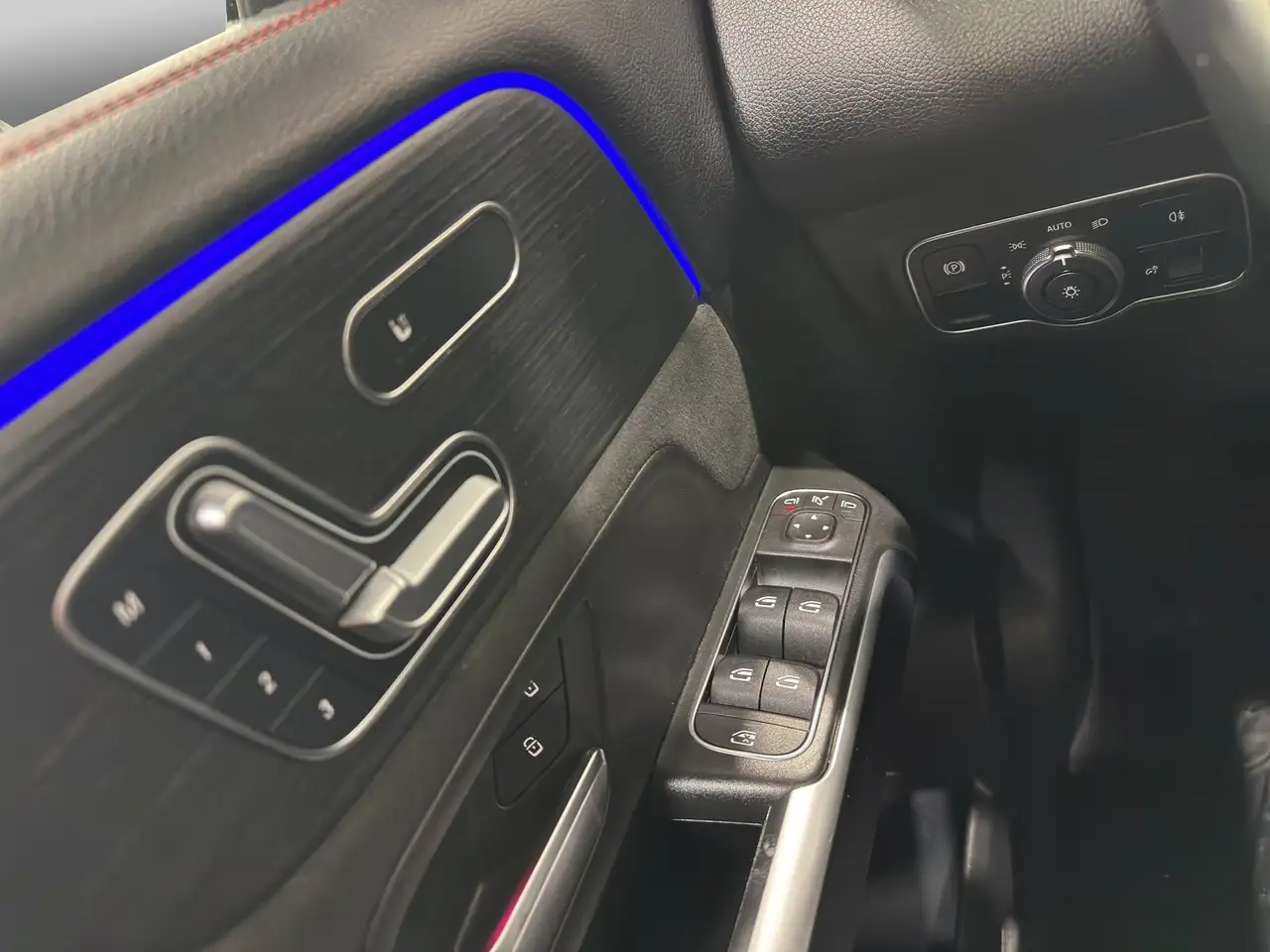 Mercedes-Benz GLB снимка Mercedes-Benz GLB