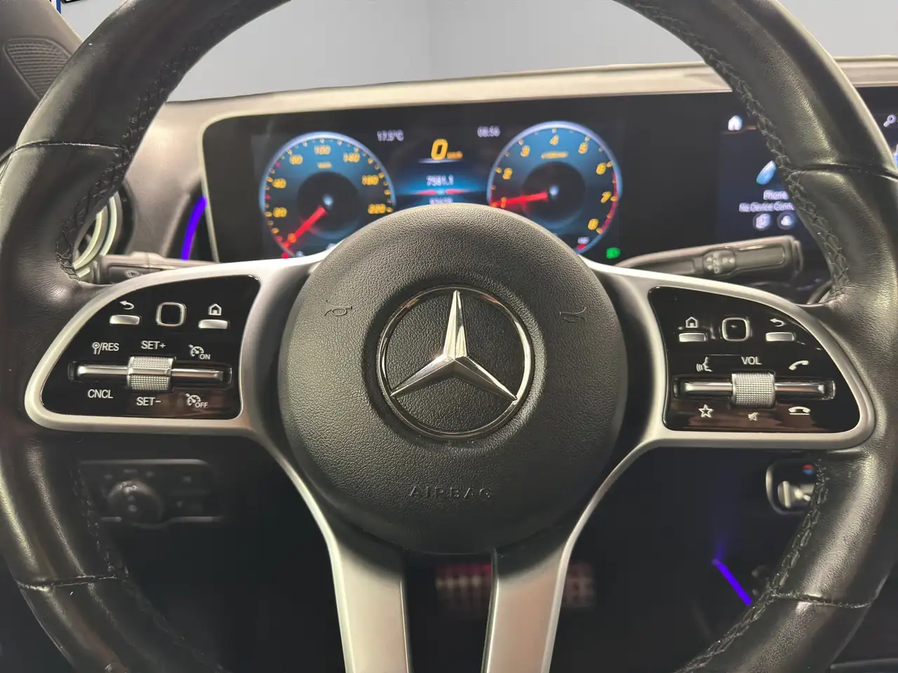Mercedes-Benz GLB снимка Mercedes-Benz GLB