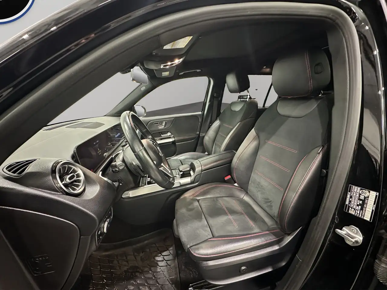 Mercedes-Benz GLB снимка Mercedes-Benz GLB