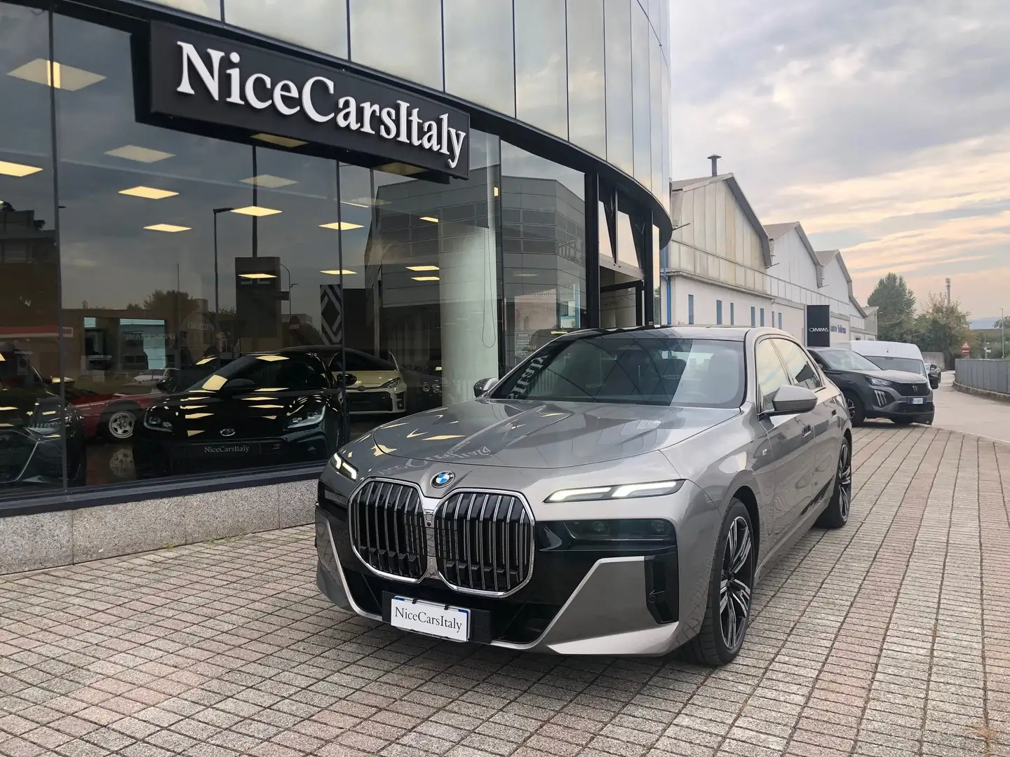 BMW 740 D xDrive 1500€ canone leasing Silber - 1