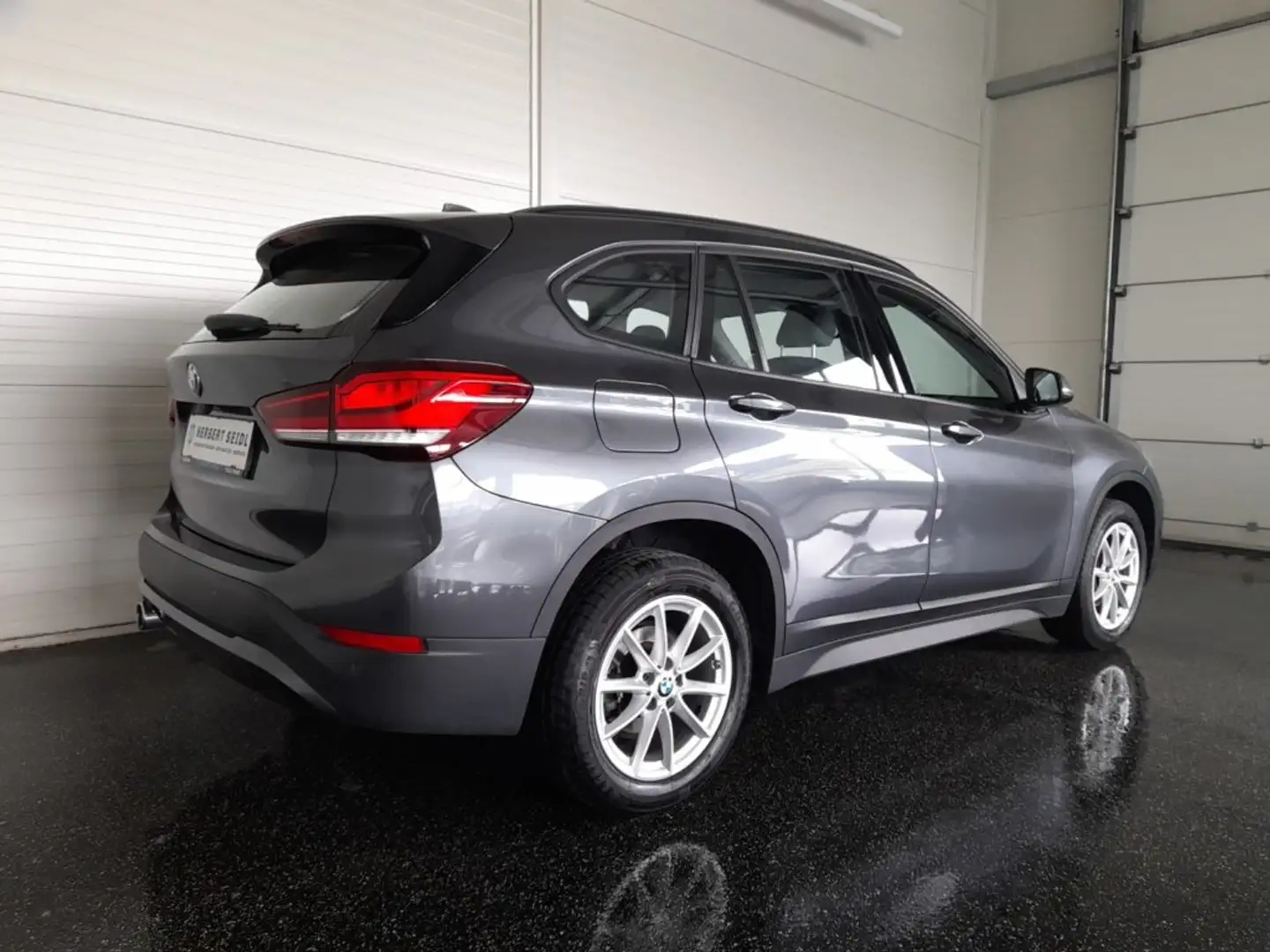 BMW X1 sDrive 16d Aut *VOLL LED / NAVI / DCC / HEAD-UP / VOLLEDER / KEYLESS / E-KLAPPE* Grau - 2