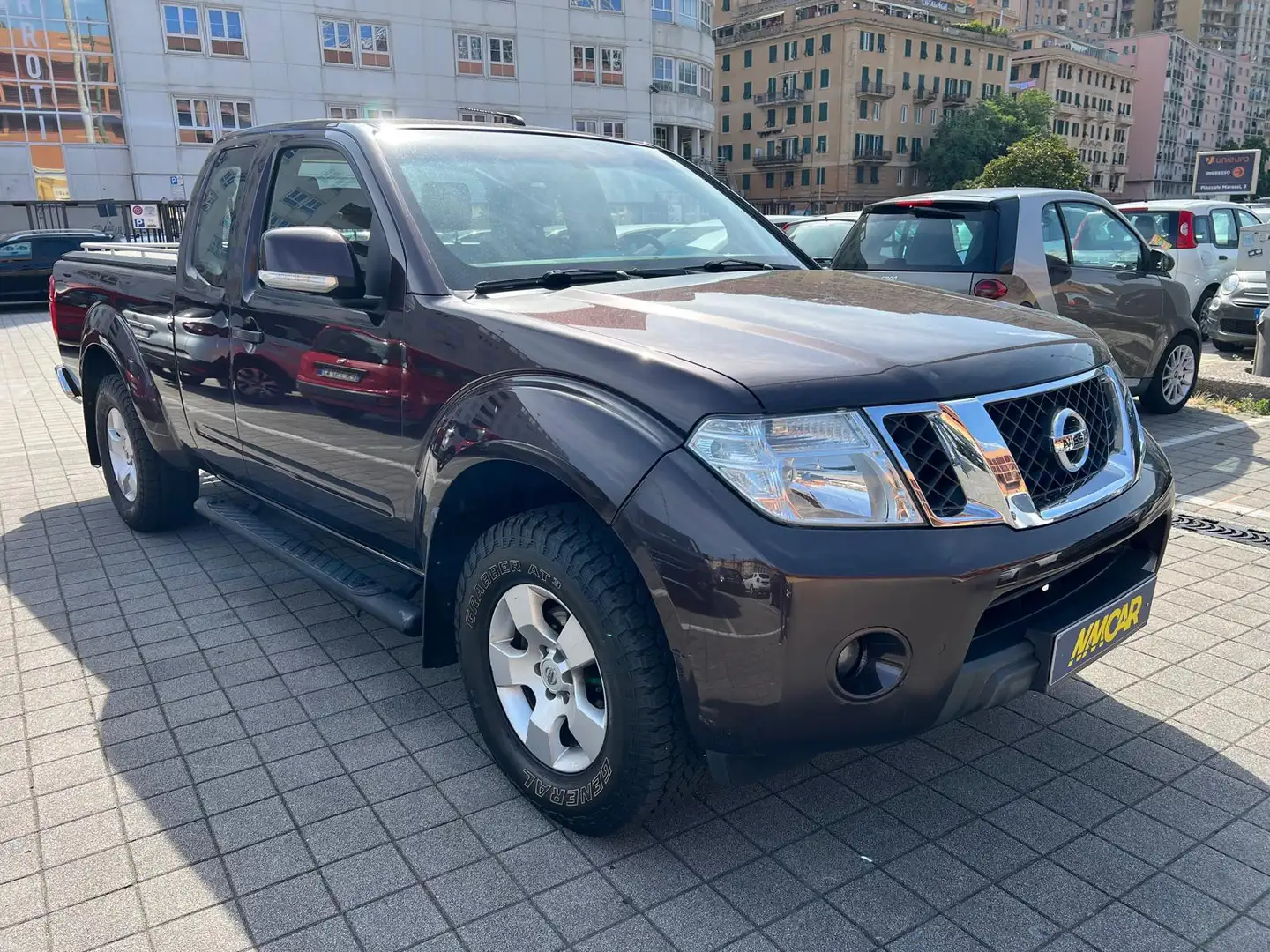 Nissan Navara 2.5 dci k.cab LE Platinum Brown - 1