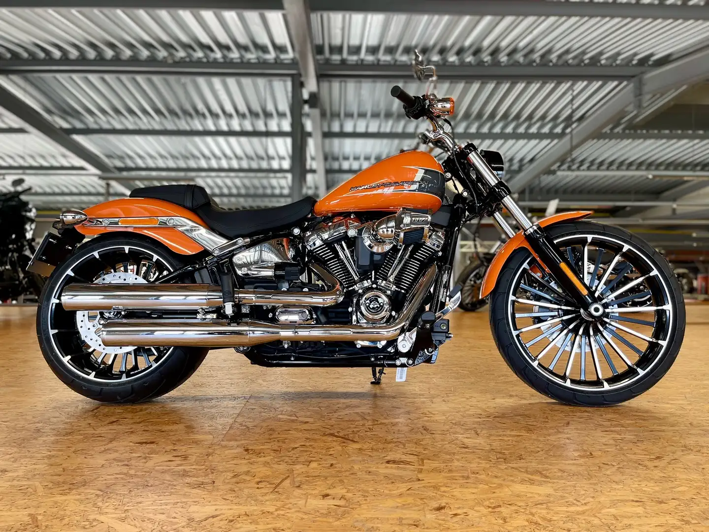 Harley-Davidson Softail FXBR BREAKOUT Oranžová - 1